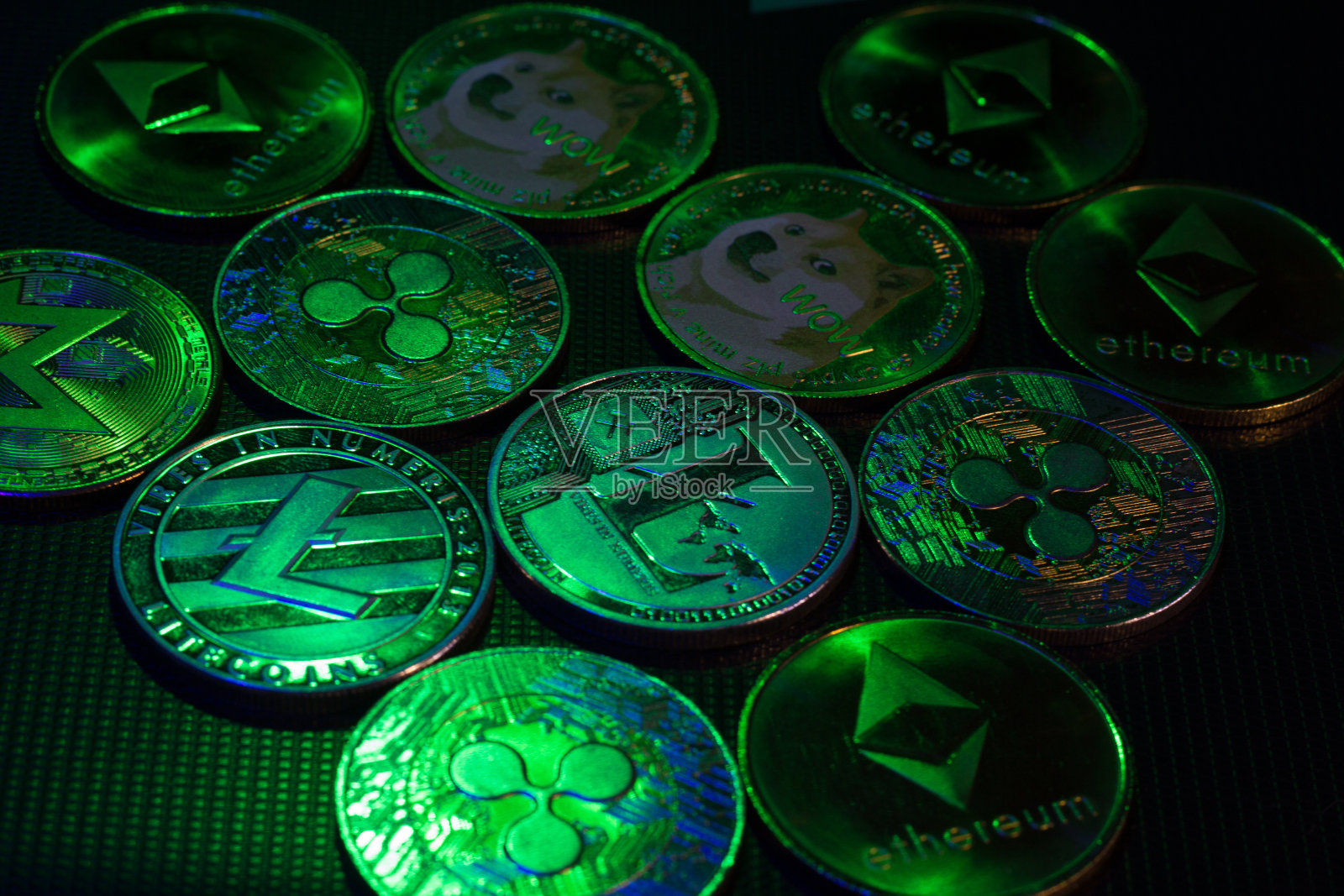 桌上硬币特写镜头照片摄影图片