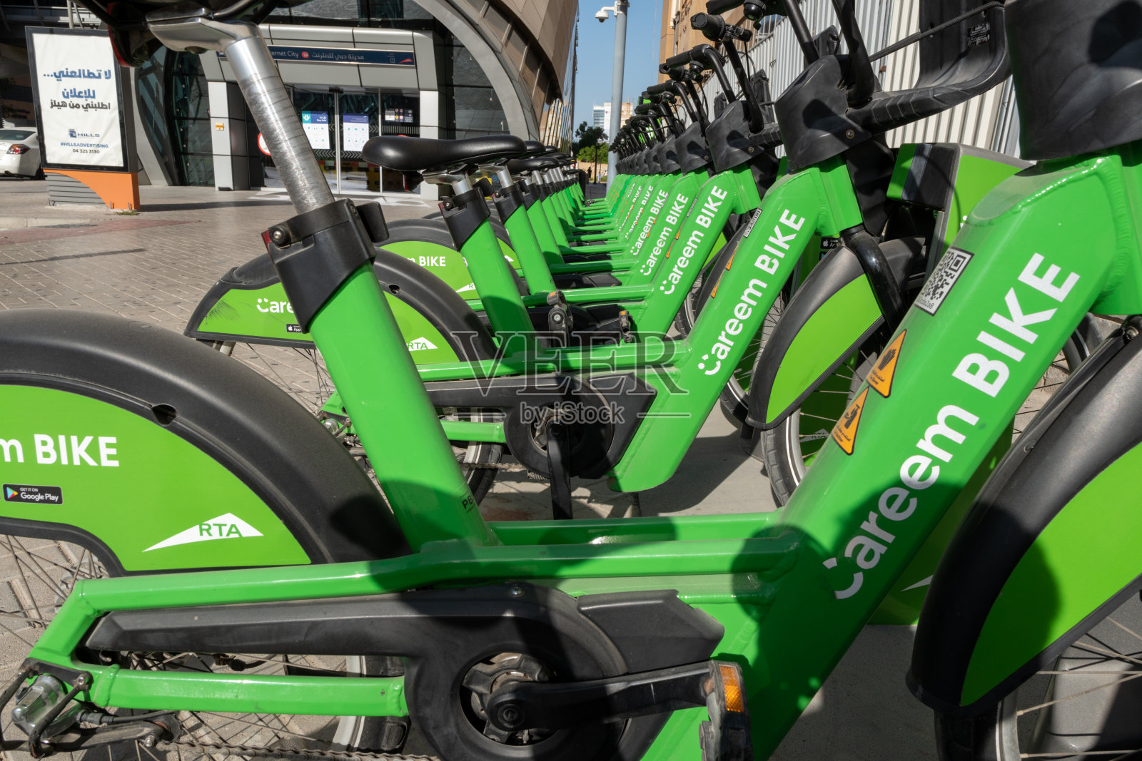 停车场内的绿色自行车，阿联酋道路运输管理局支持的Careem BIKE共享计划照片摄影图片