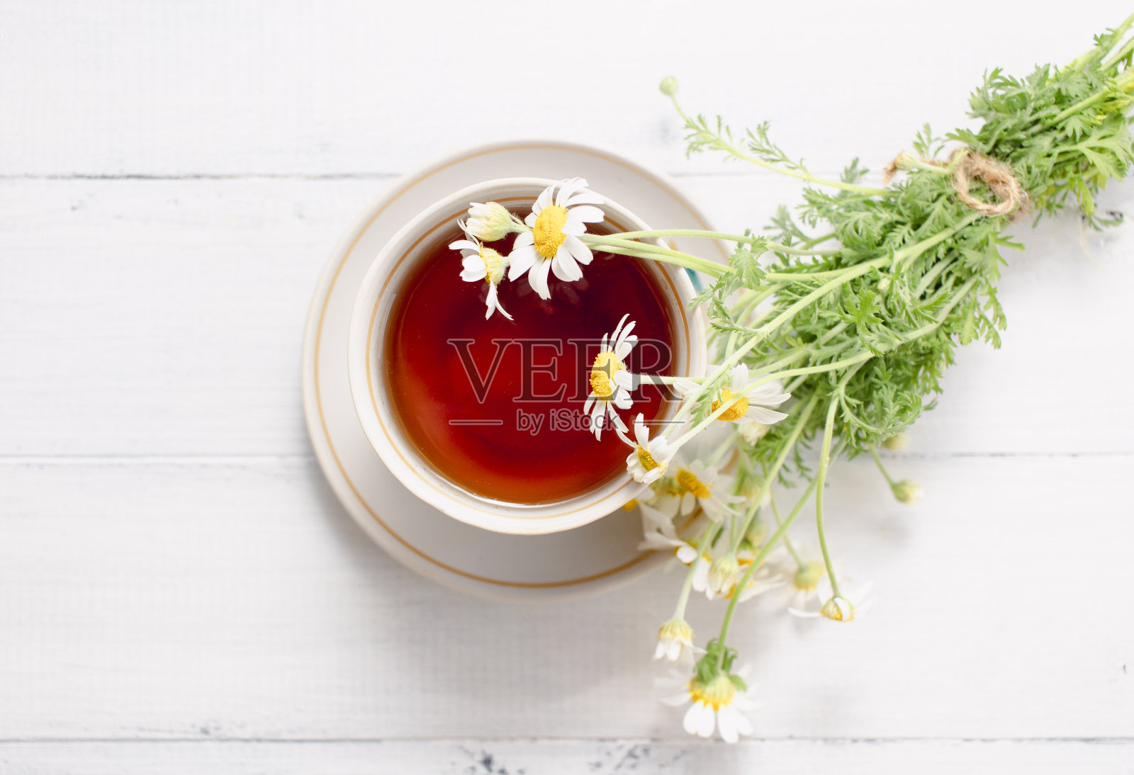 甘菊花和白茶。替代茶和药的概念。照片摄影图片