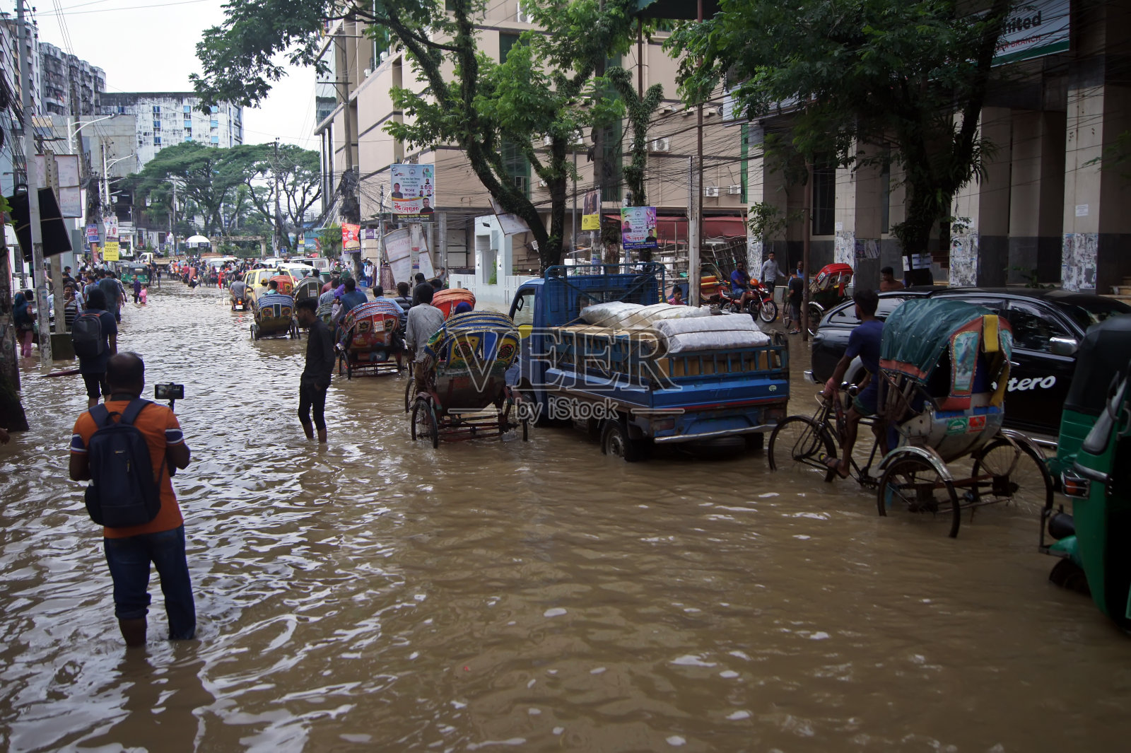 暴雨引起的洪水照片摄影图片