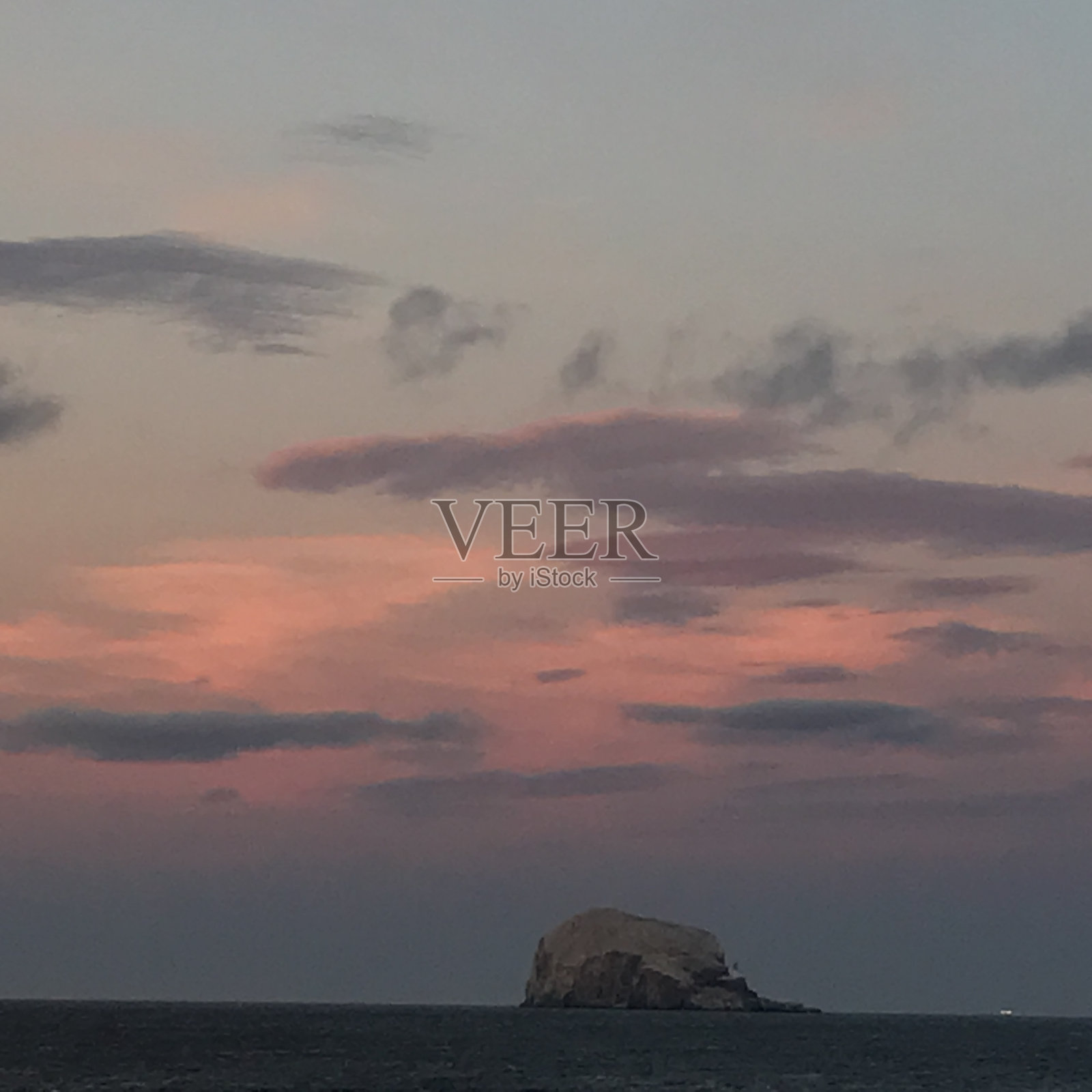 从苏格兰北贝里克俯瞰北海的日落照片摄影图片