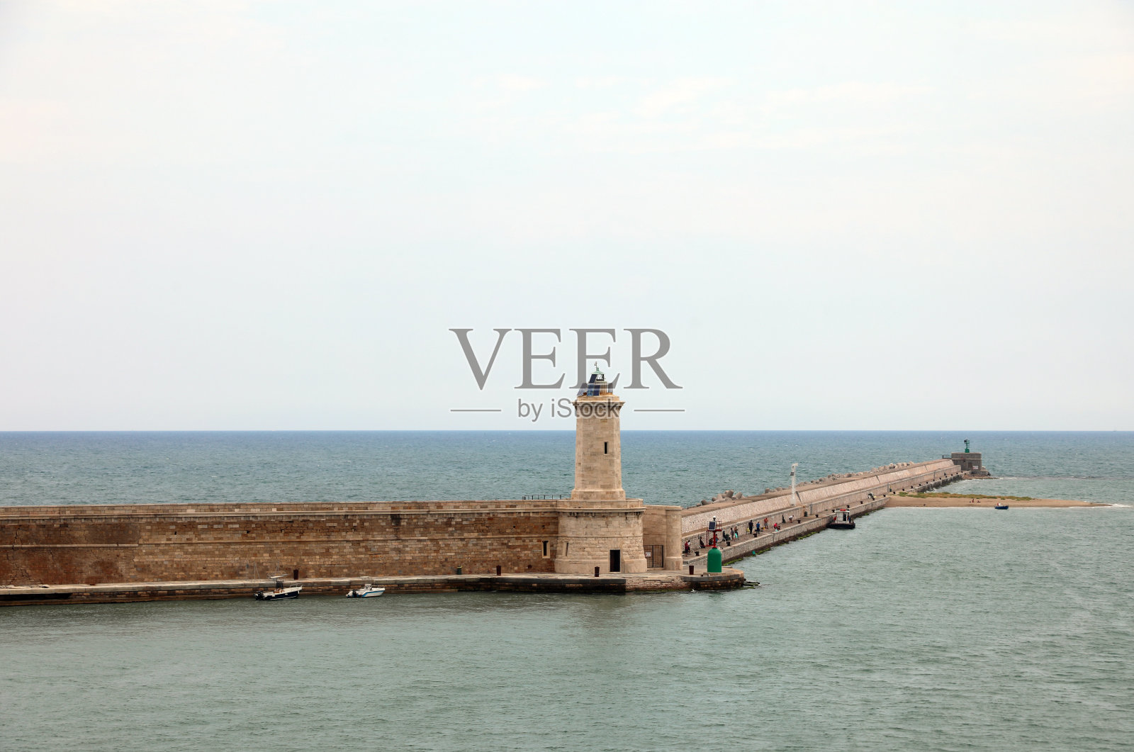 灯塔和堤坝附近的利沃诺市在意大利托斯卡纳地区和第勒尼安海照片摄影图片