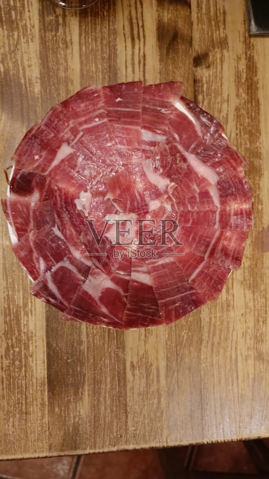 木桌上的西班牙火腿和土豆煎蛋卷。西班牙的典型食物。地中海式饮食照片摄影图片