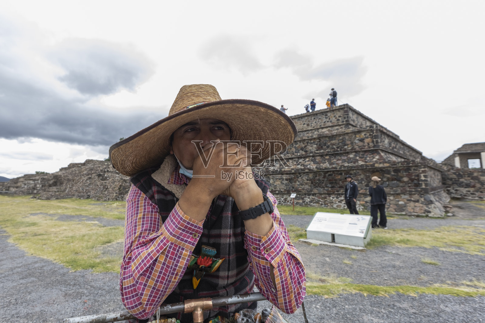 Teotihuacán考古遗址的当地纪念品销售商照片摄影图片