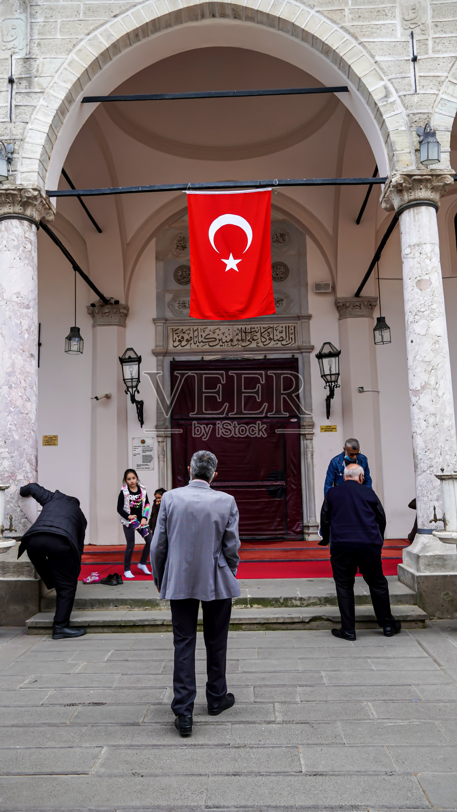 人们在Kemeraltı清真寺的花园里照片摄影图片