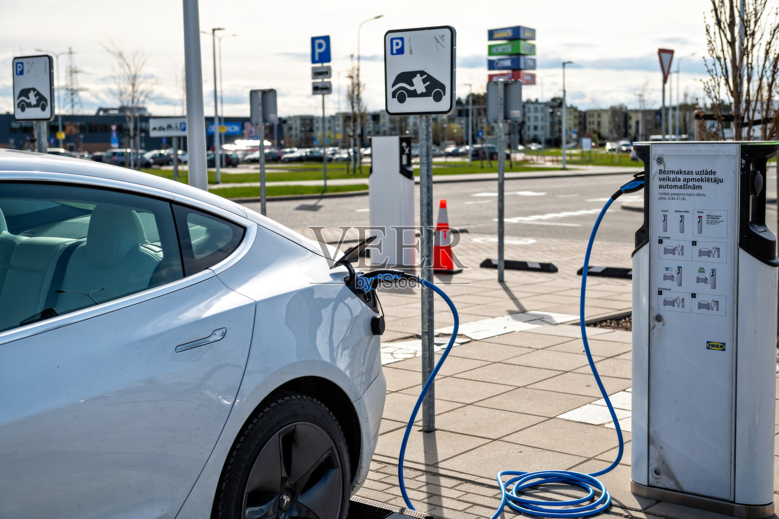 电动汽车特斯拉Model S双电机在充电站在超市公共停车场照片摄影图片