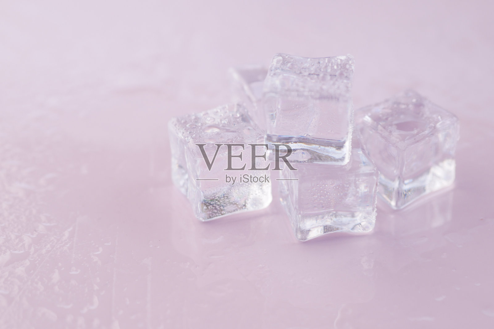 许多冰块在白色背景上的特写照片摄影图片