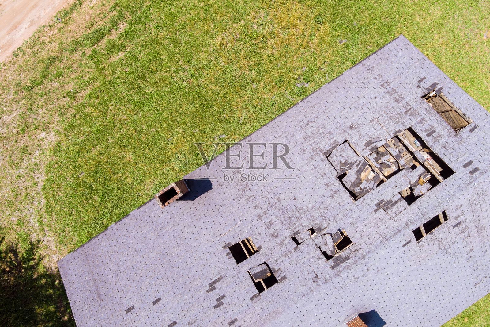 更换破损屋顶，乡村住宅屋顶照片摄影图片