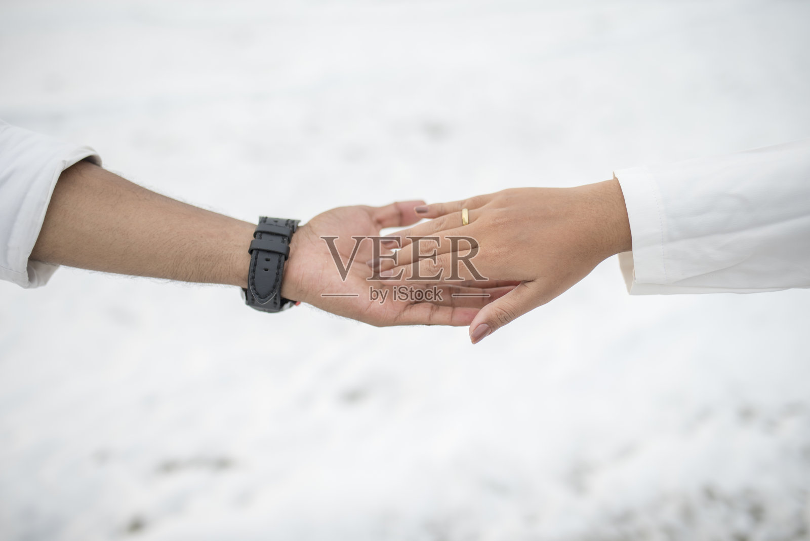 手伸向彼此照片摄影图片