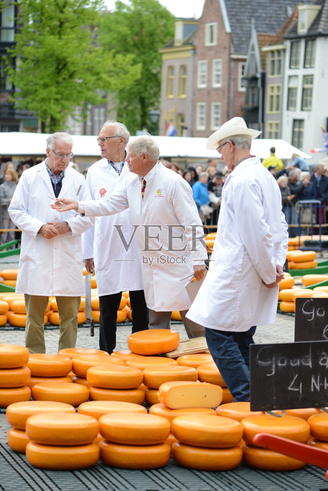 荷兰阿尔克马尔的传统奶酪市场照片摄影图片