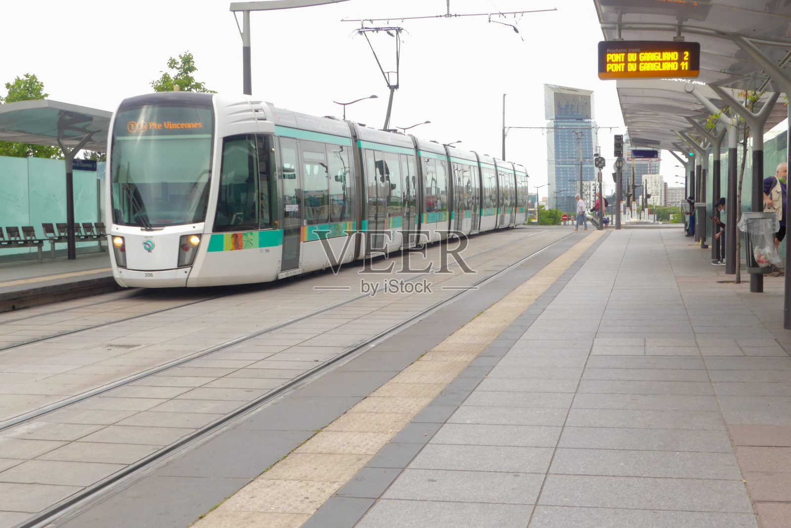 市内有轨电车车站。照片摄影图片