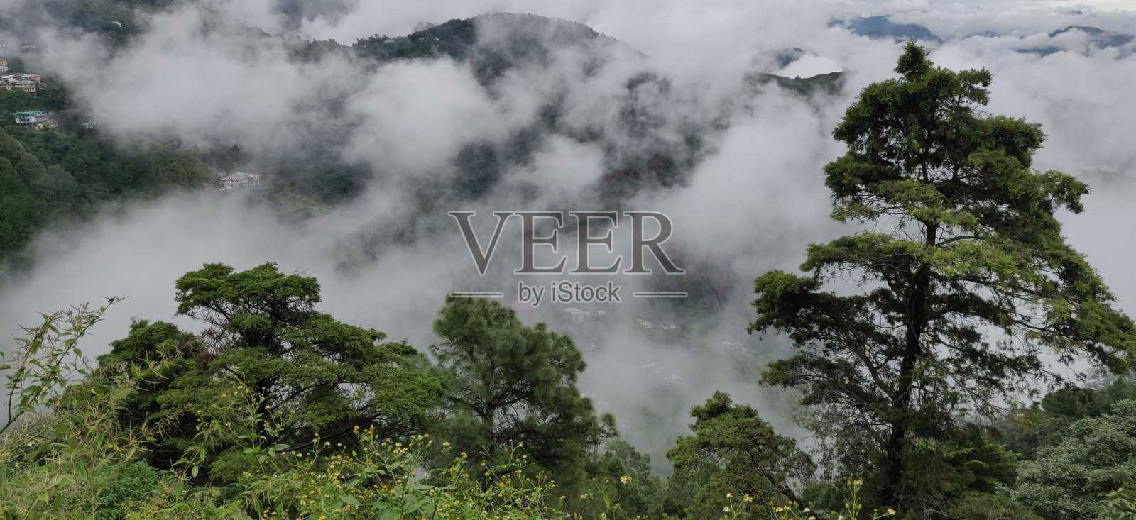 雾天山脉的自然美景照片摄影图片