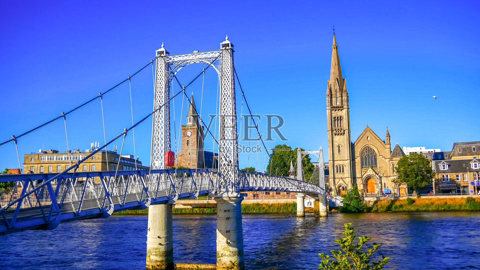 因弗内斯市位于大不列颠及北爱尔兰联合王国苏格兰境内，尼斯河上有一座大桥照片摄影图片