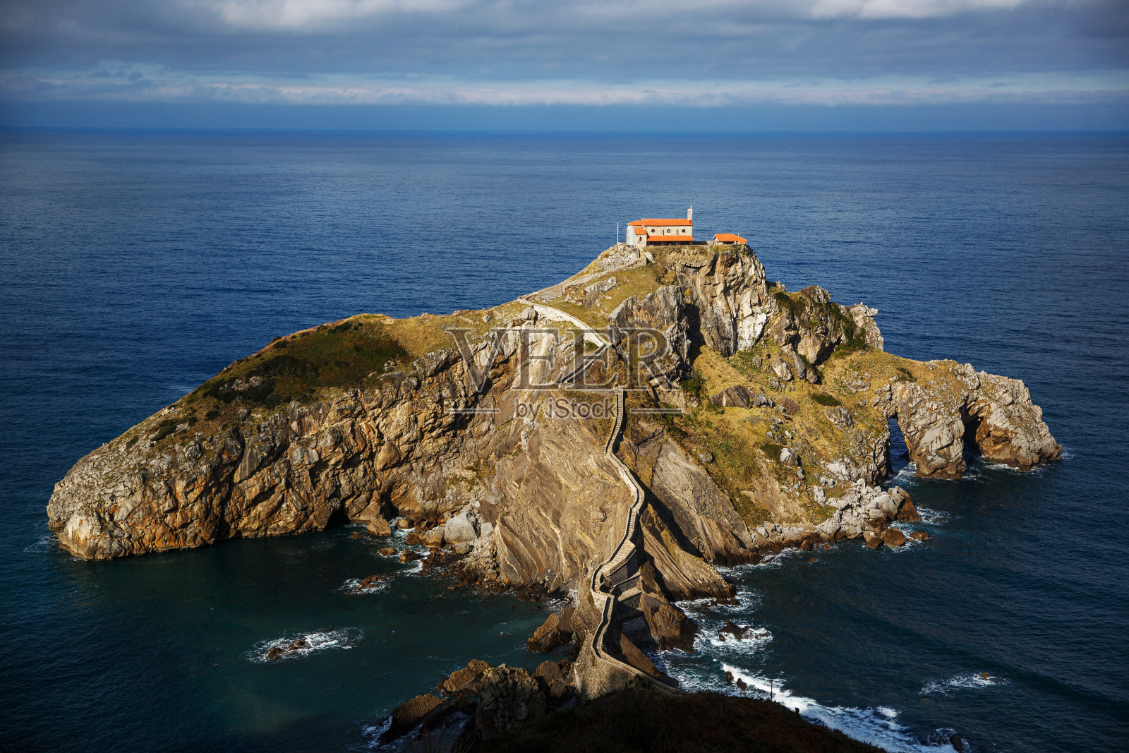 岛屿和Gaztelugatxe神庙。冬天在西班牙北部。在比斯开地区的大西洋海岸的小岛上的人工方式照片摄影图片