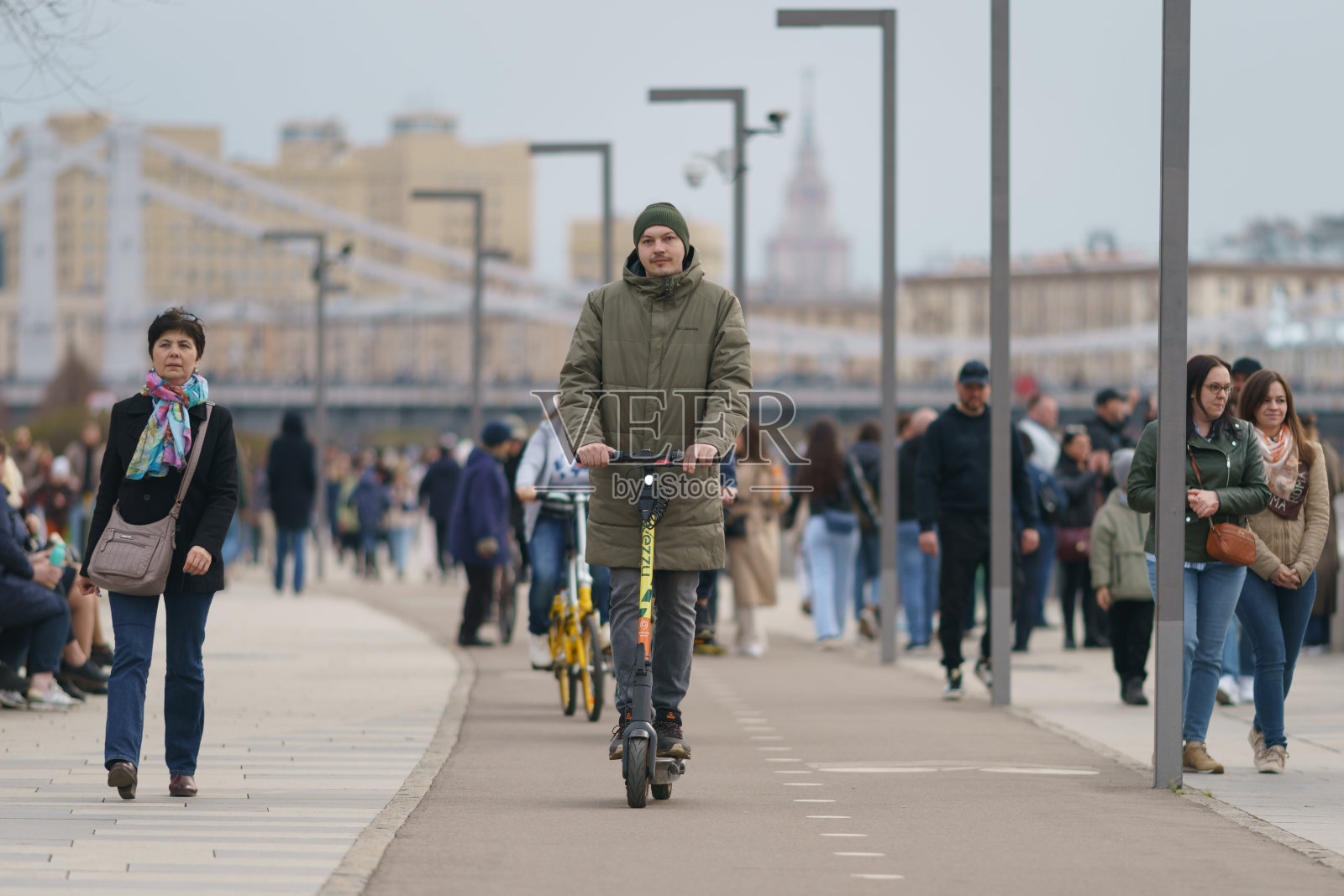 莫斯科街道上的人们照片摄影图片