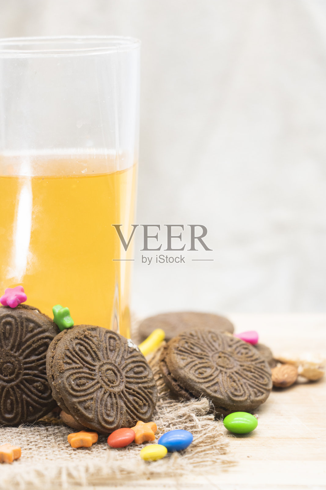 饼干或饼干的背景上有橙汁，照片摄影图片