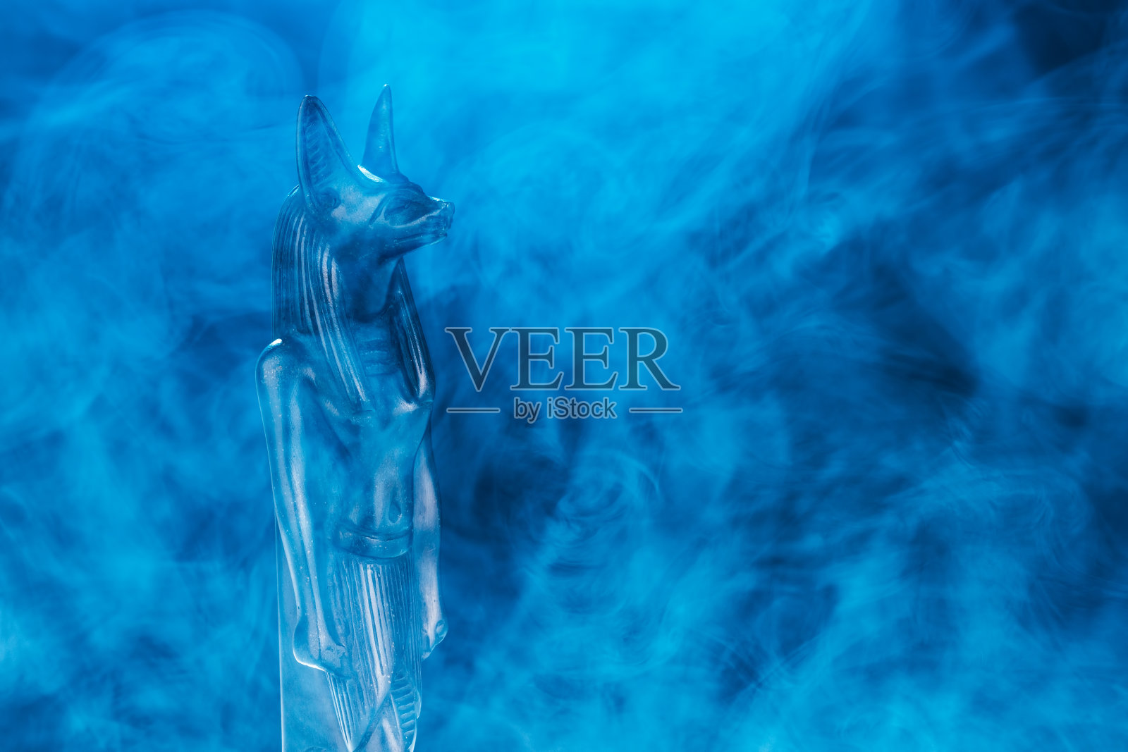 黑色阿努比斯神雕像与蓝色雾背景照片摄影图片