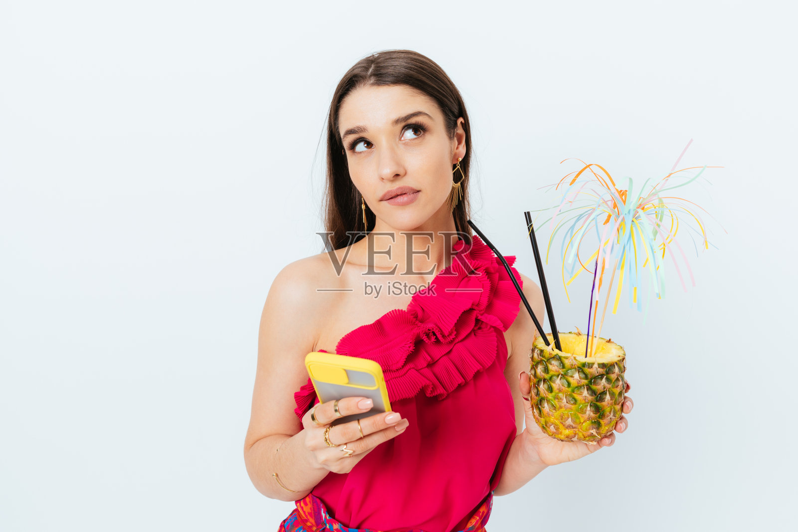 有思想的年轻女子拿着智能手机和夏季鸡尾酒照片摄影图片