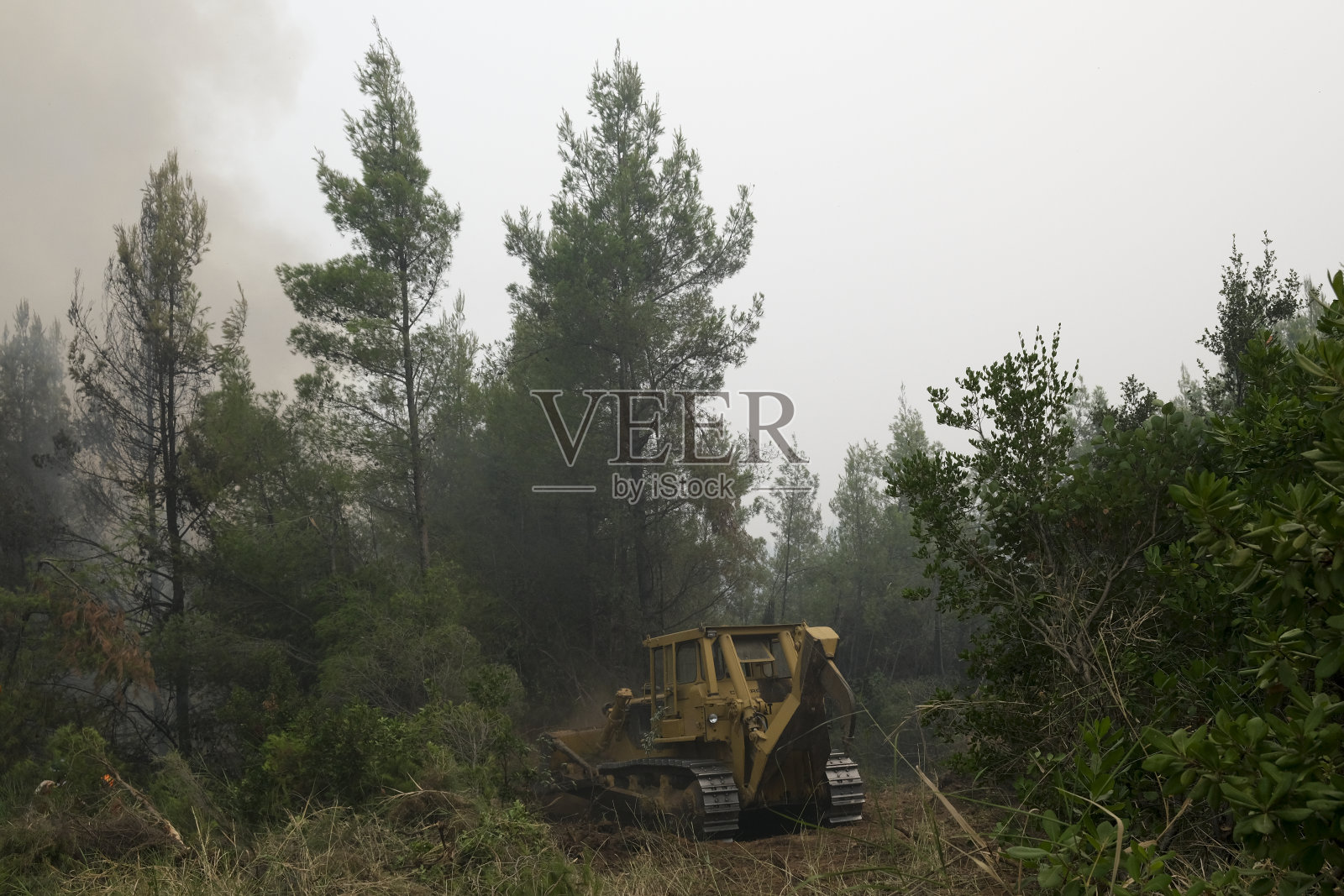 一辆拖拉机准备在野火中打开防火闸照片摄影图片