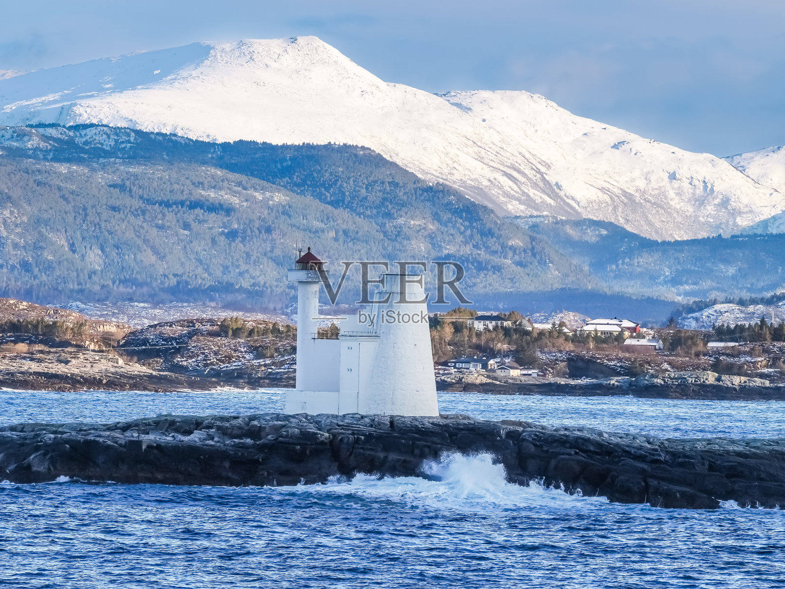 沿着著名的大西洋之路(Atlanterhavsveien)的美丽灯塔，MÃ照片摄影图片