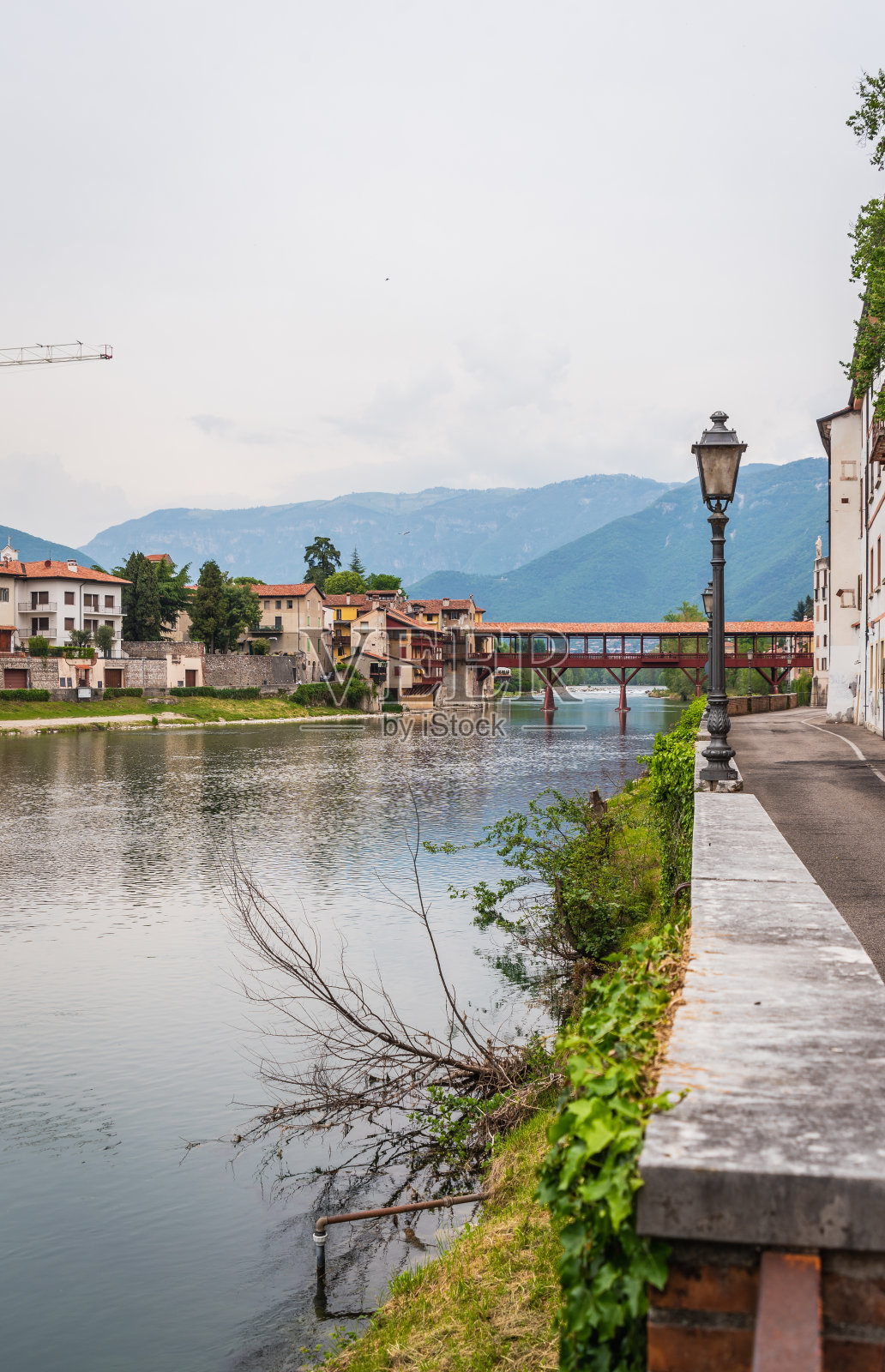 阿尔皮尼桥与布伦塔河在巴萨诺德尔格拉帕，维琴察，威尼托，意大利，欧洲照片摄影图片