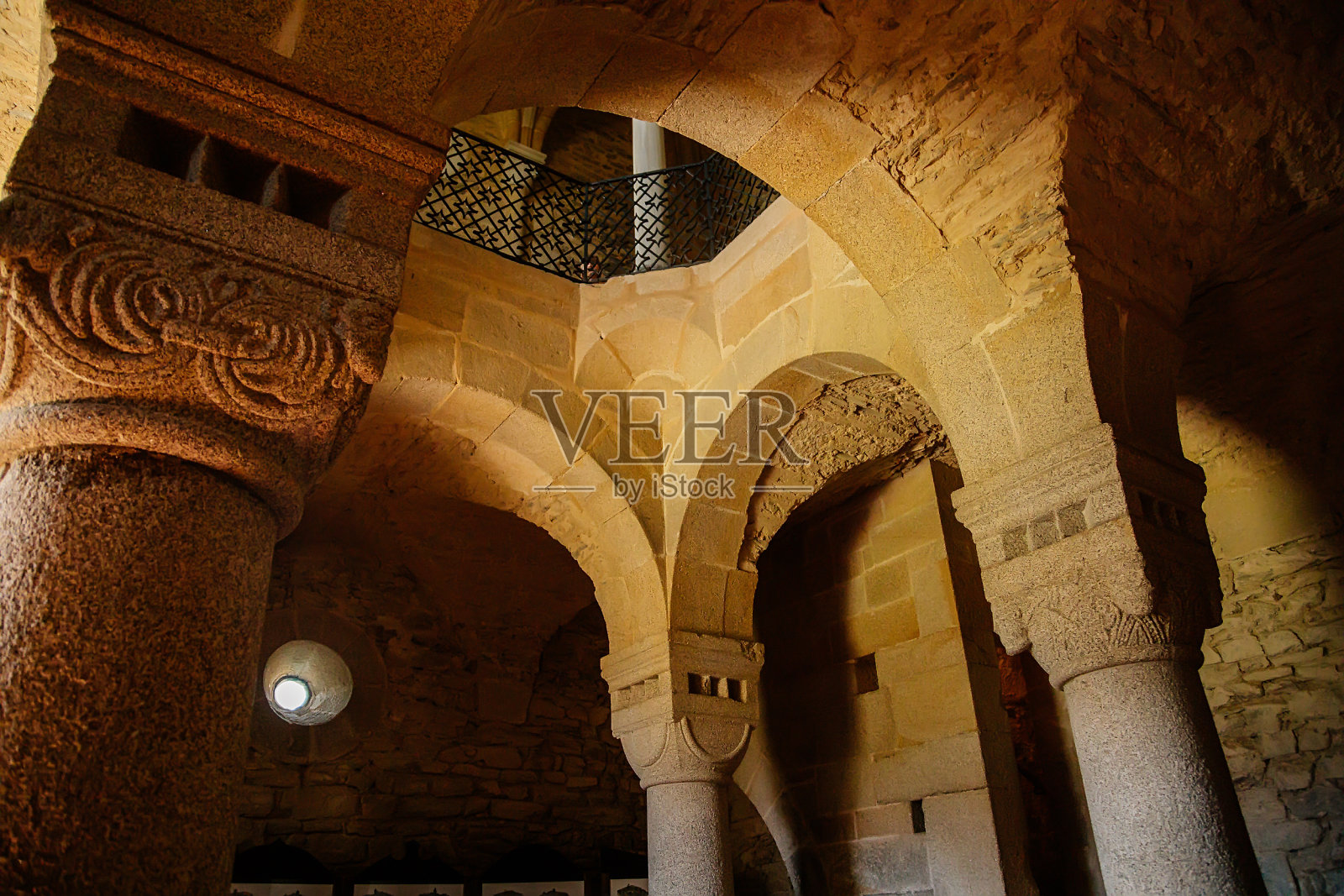 中世纪哥特式天主教堂，埃格尔镇，圣马丁礼拜堂内部，艾哈德和厄休拉，城堡石柱，拱形拱顶和入口照片摄影图片