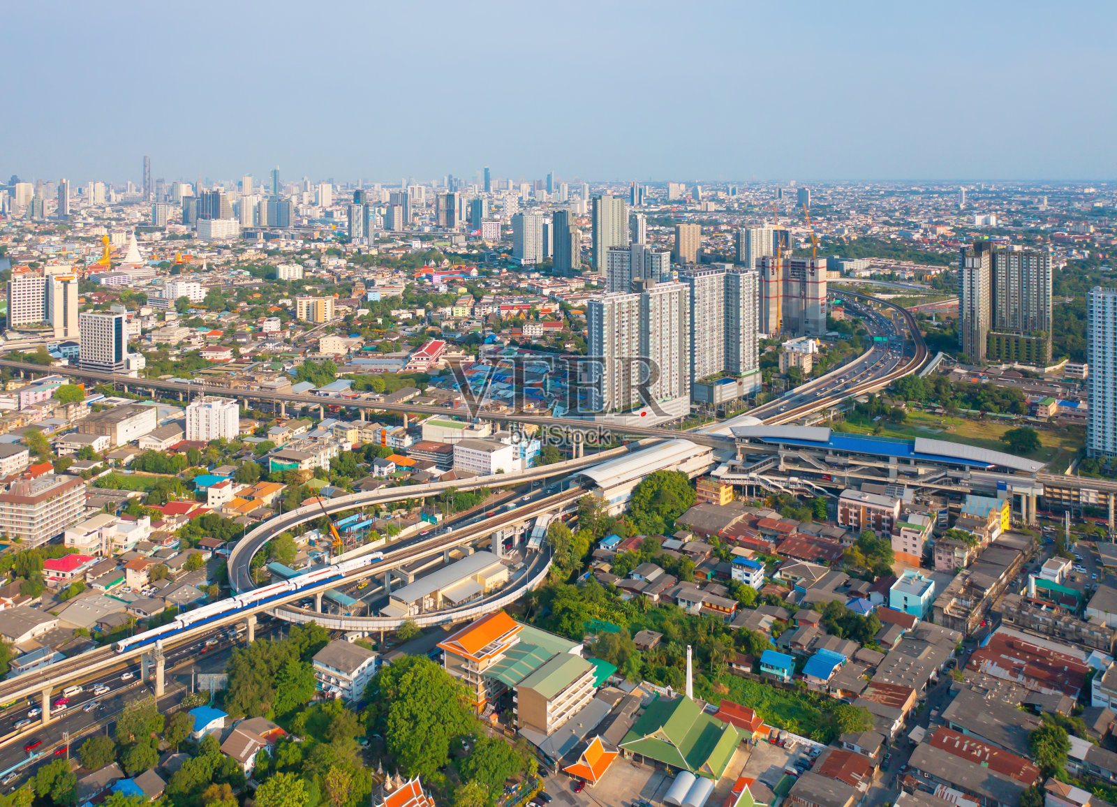 曼谷火车站鸟瞰图，曼谷市区摩天大楼BTS，曼谷市区天际线，泰国。汽车在交通街道公路上。照片摄影图片