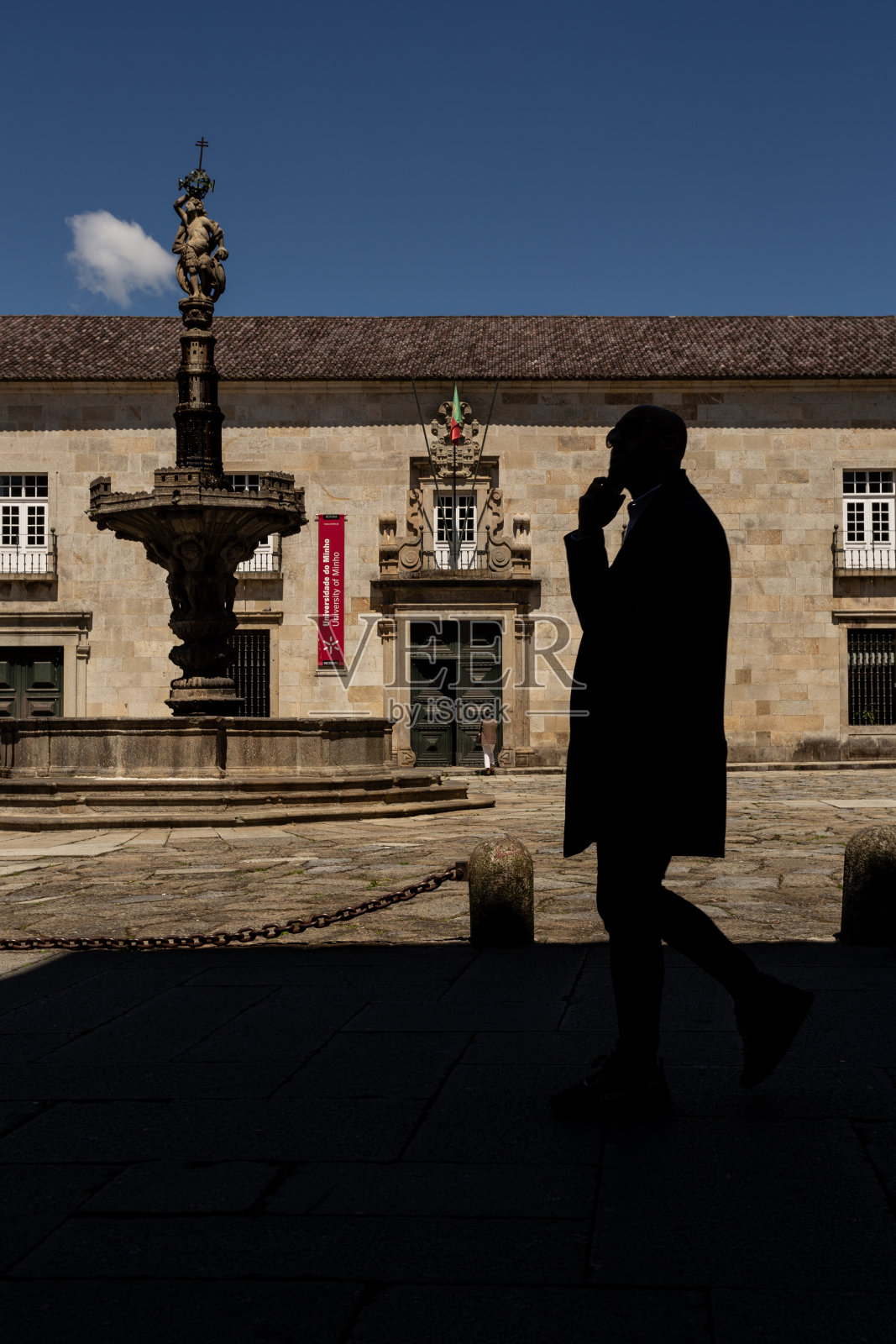 葡萄牙布拉加，人们走在“Largo do Paco”里的影子。照片摄影图片