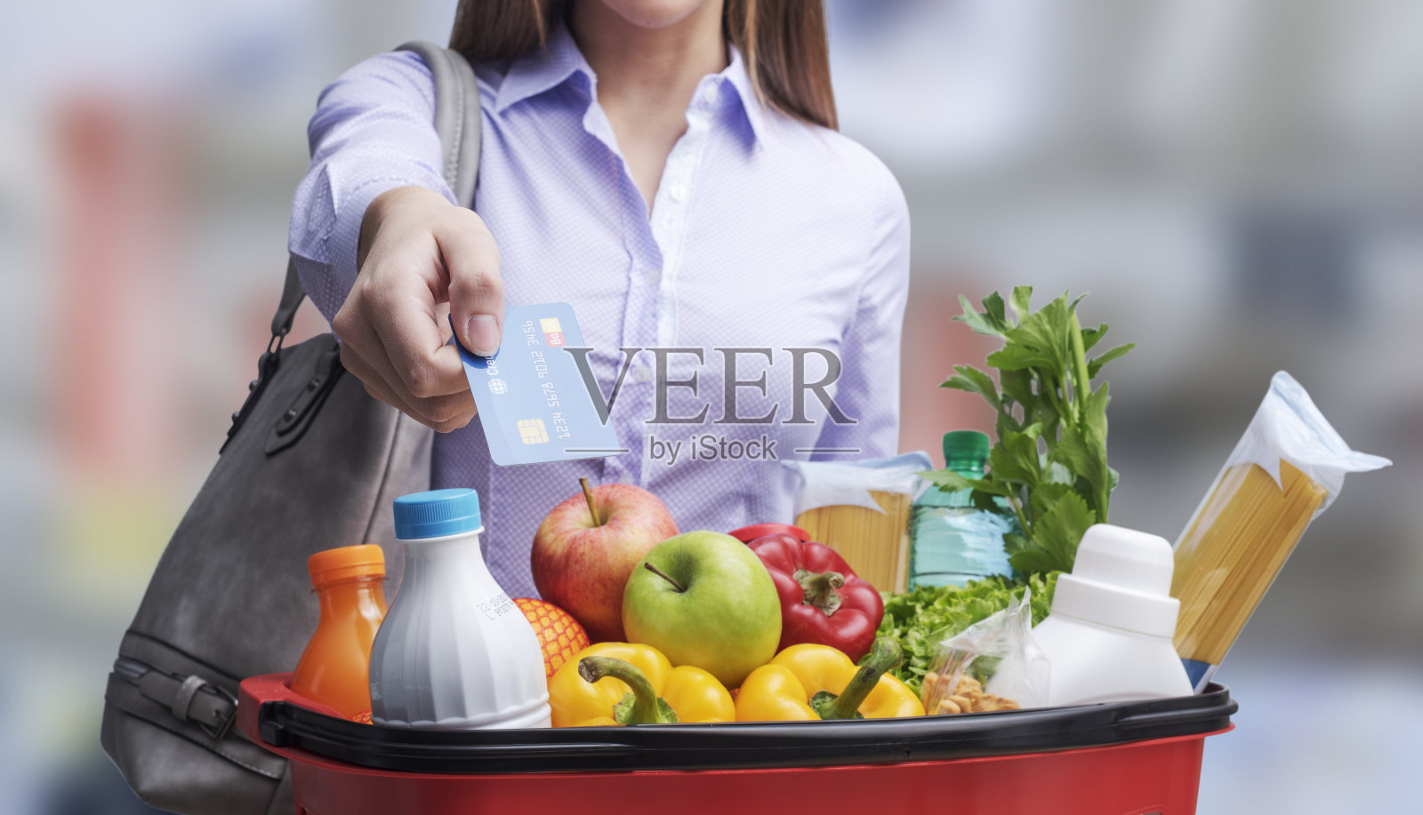 女人用信用卡支付杂货照片摄影图片