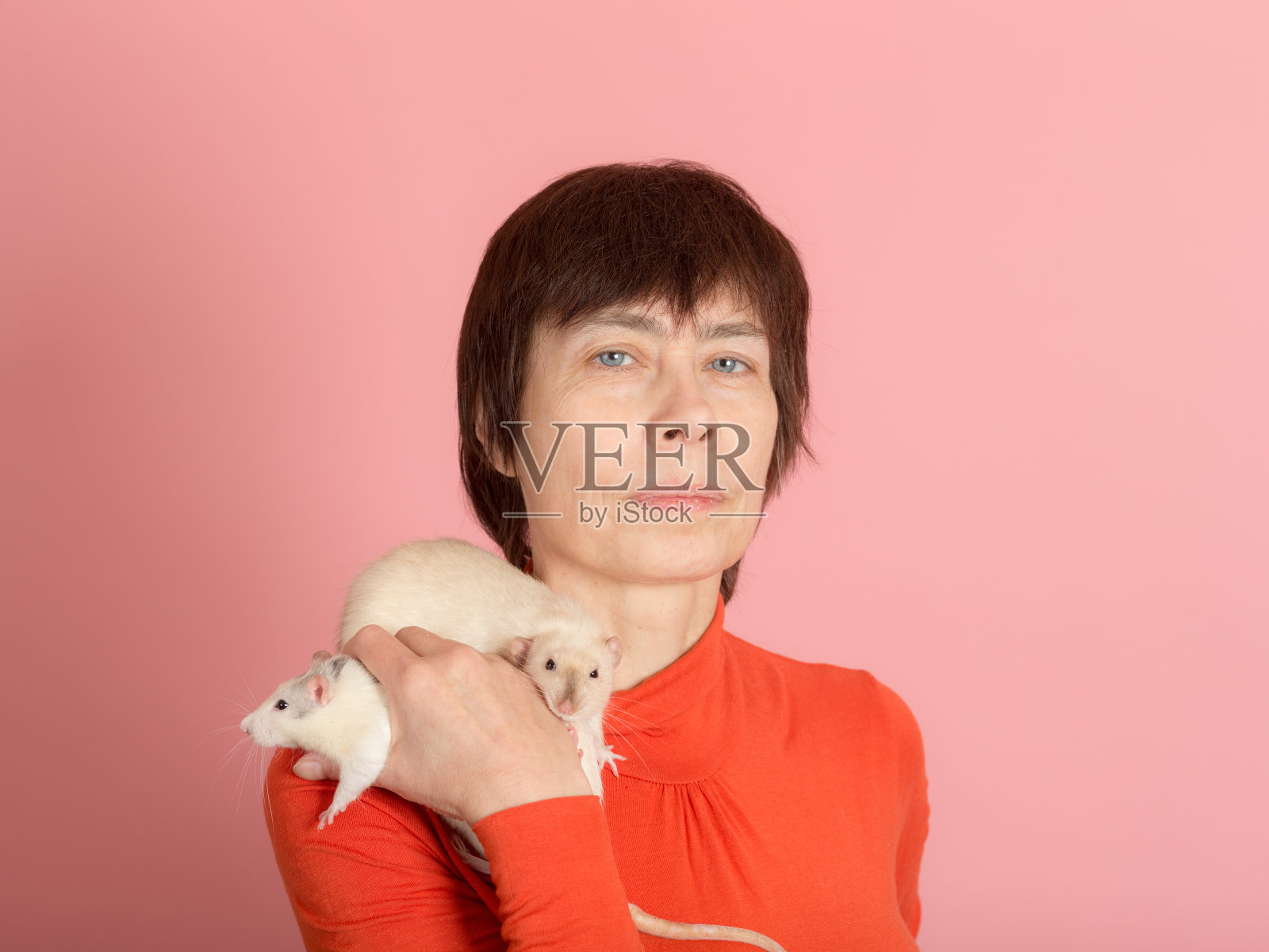 有两只家鼠的女人照片摄影图片