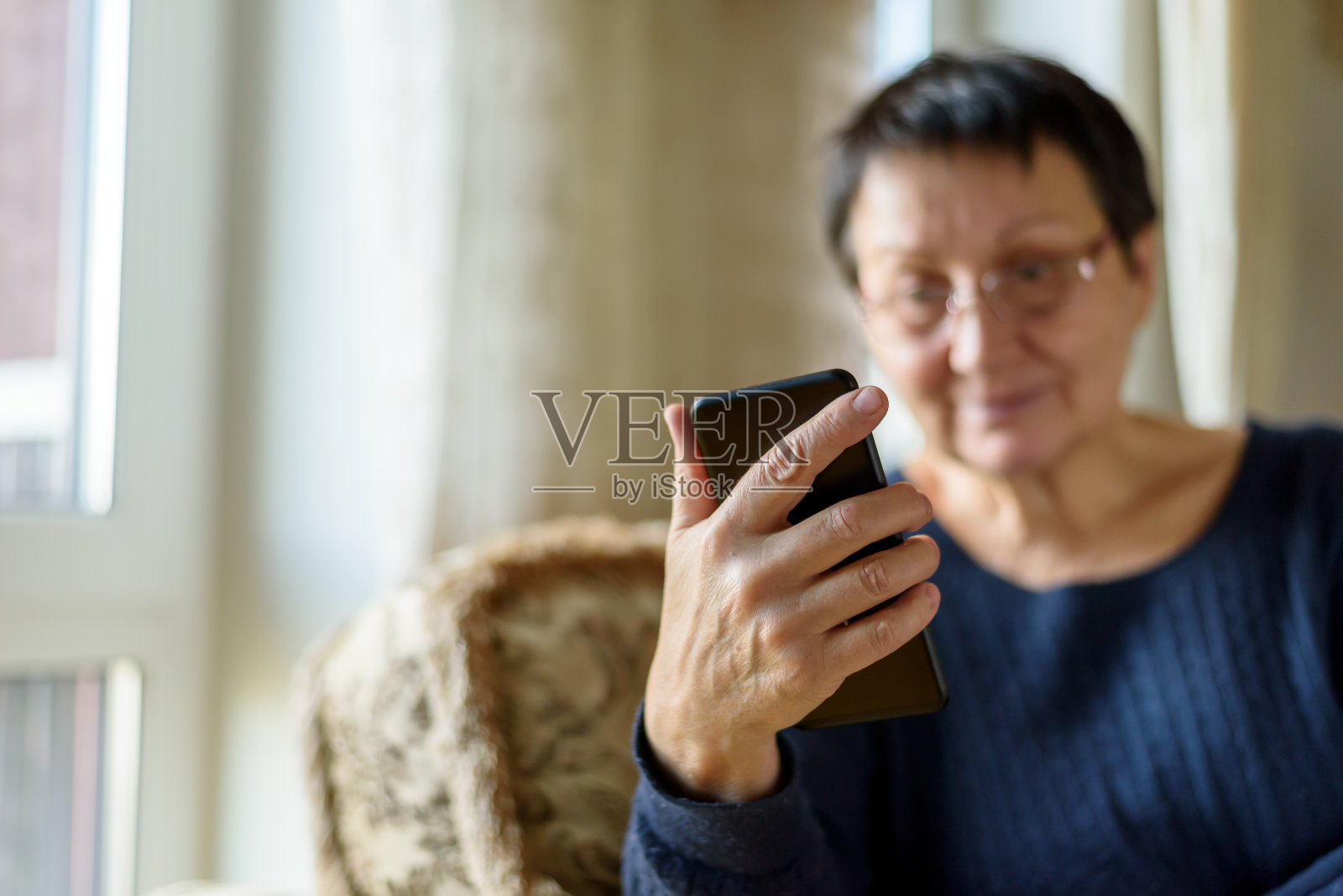 老年女性使用智能手机照片摄影图片