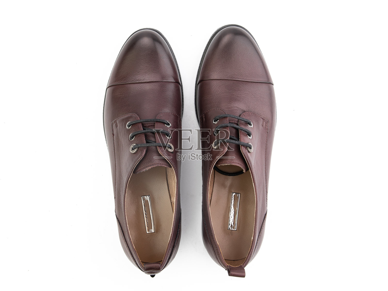 一双经典的皮革优雅的男士鞋孤立的白色背景。新郎时髦的黑色鞋子。孤立的物体在白色背景上接近照片摄影图片