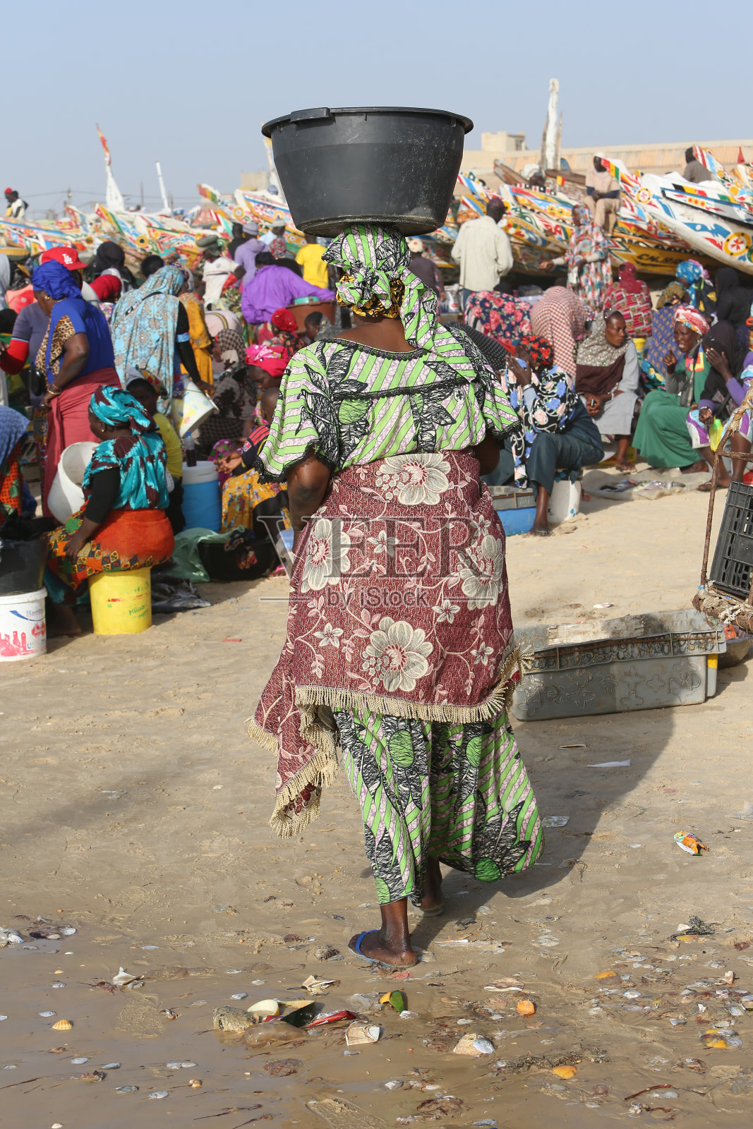 塞内加尔卡亚尔村穿着传统民族服饰的妇女在鱼市照片摄影图片