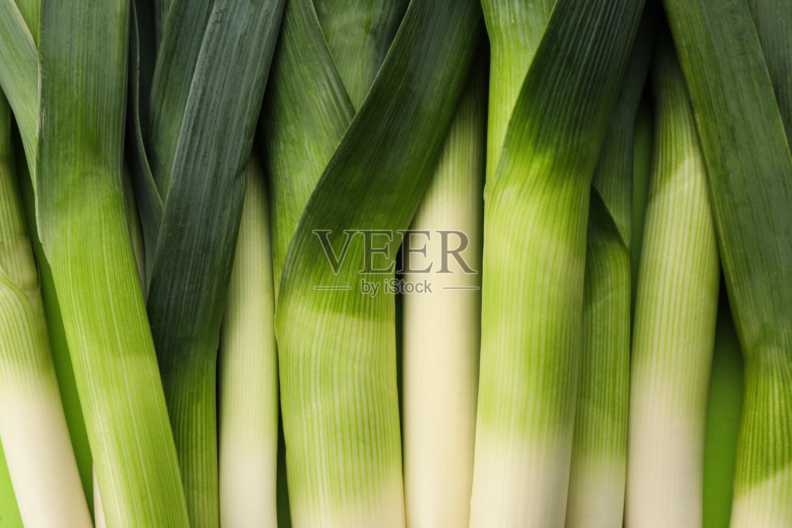 新鲜的生韭葱作为背景，俯视图照片摄影图片