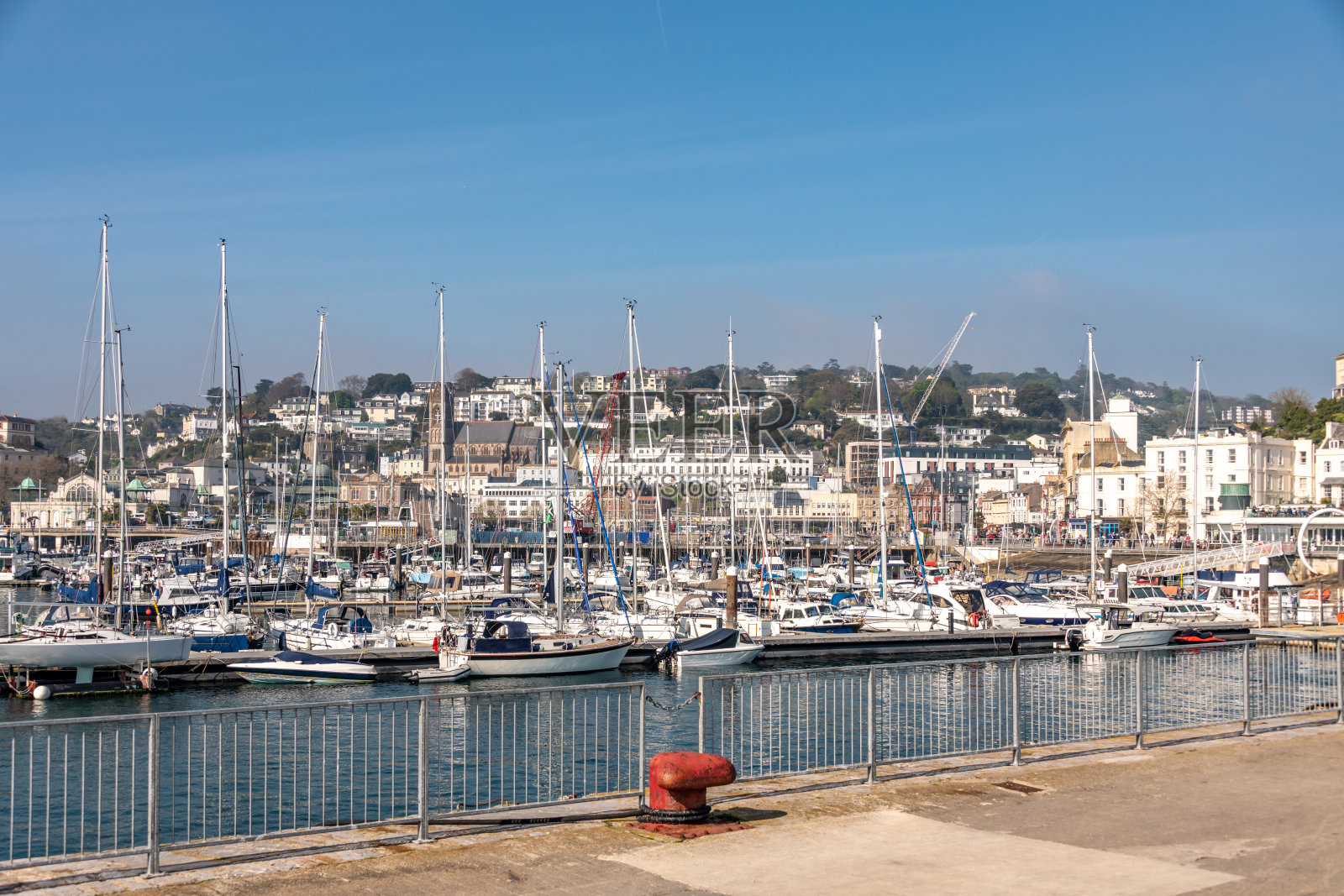 停泊在托基内港的船只照片摄影图片