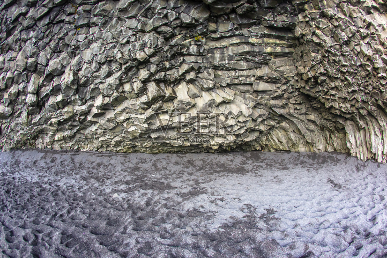 冰岛黑色雷尼斯菲加拉海滩上的玄武岩柱照片摄影图片