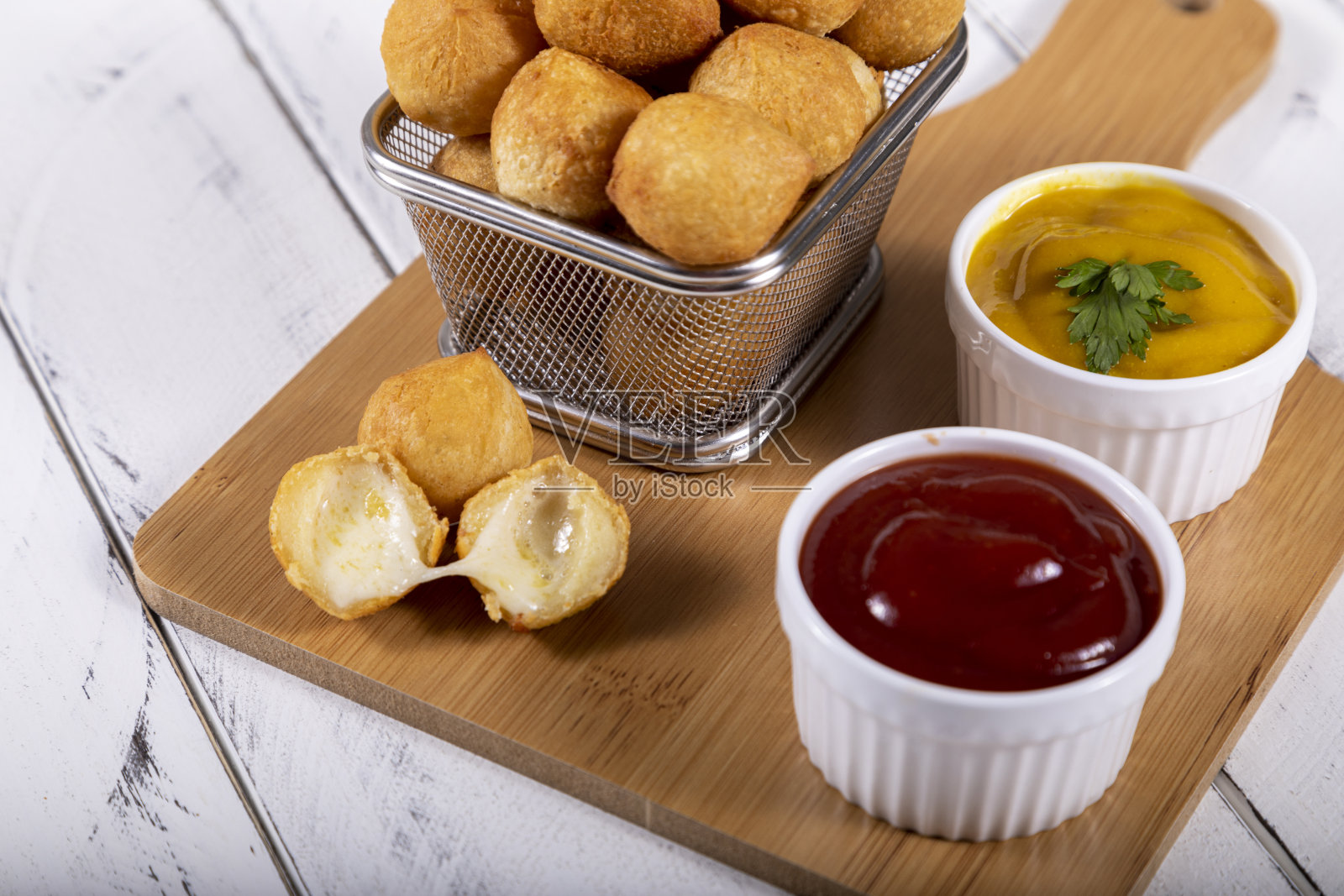 巴西小吃，芝士炸丸子照片摄影图片