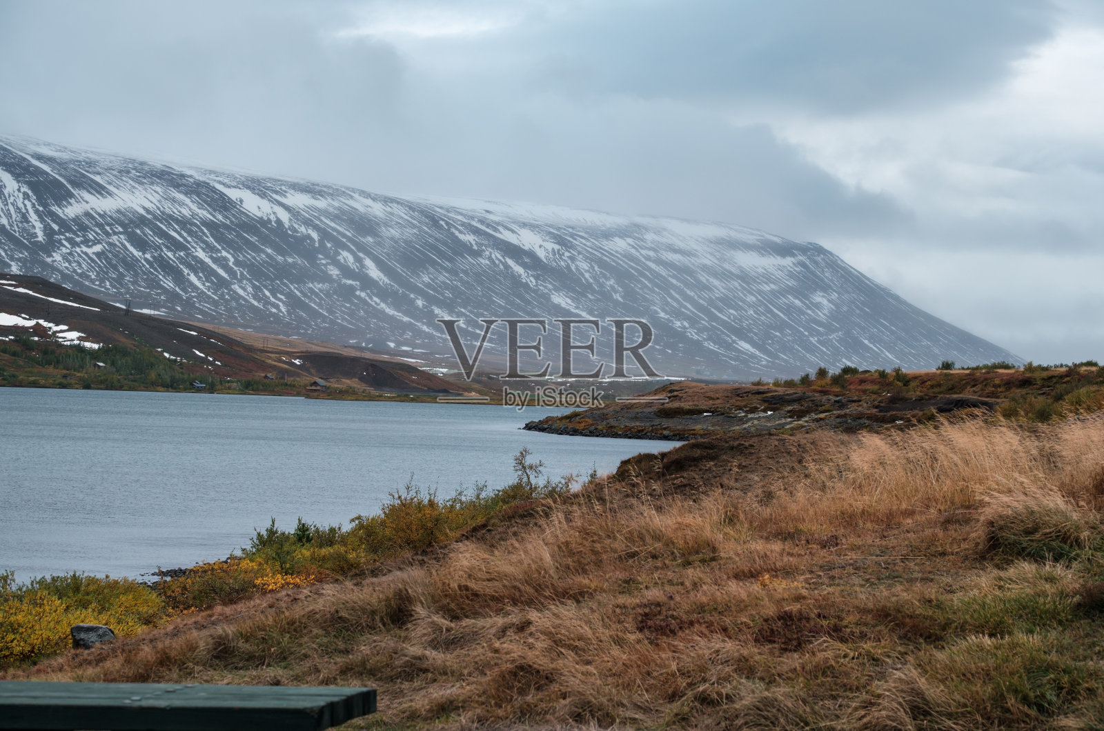 在冰岛的汽车旅行期间查看。壮观的冰岛自然景观:山脉、峡湾、田野、云朵、冰川、瀑布。照片摄影图片
