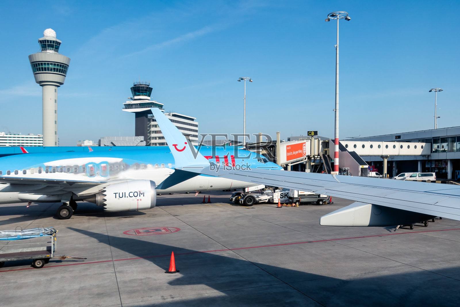 在登机口等候乘客登机的飞机照片摄影图片