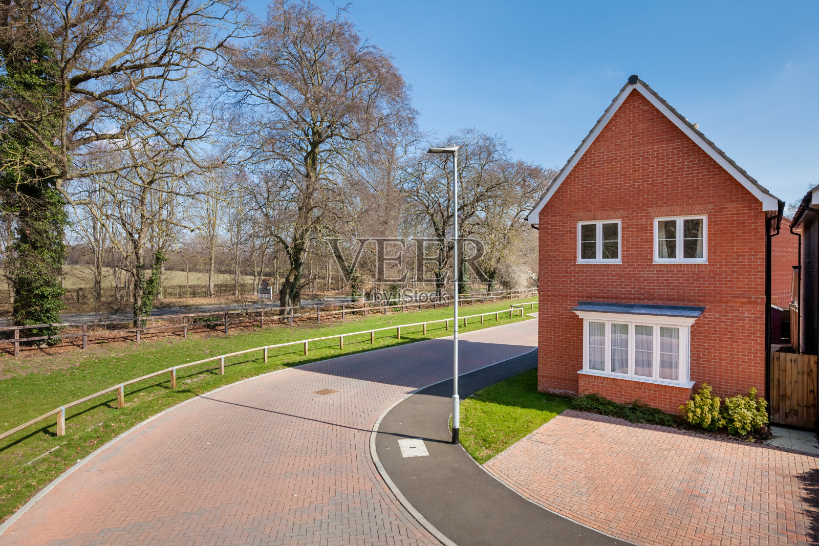 公路上的现代独立砖房照片摄影图片