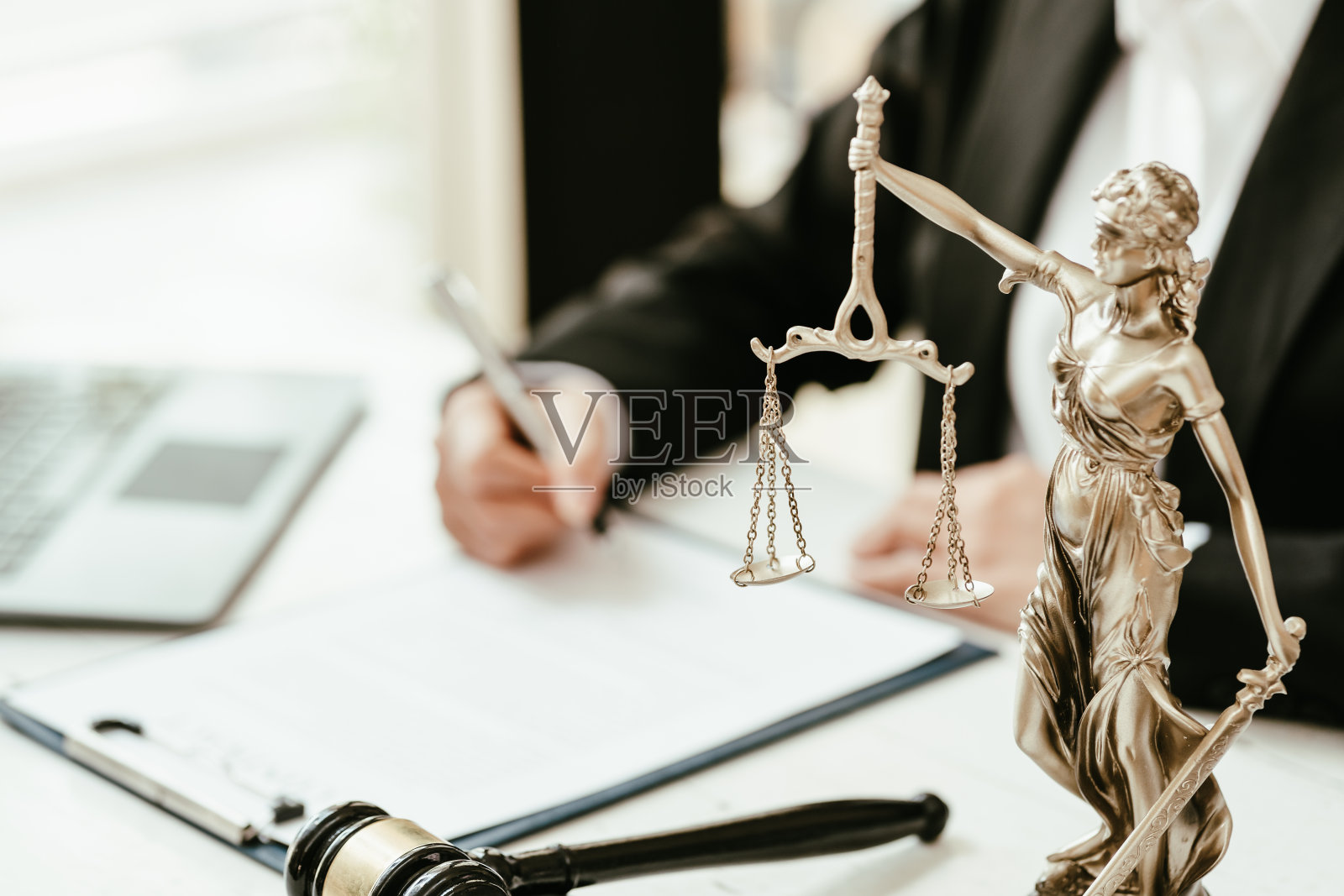 正义女神和有合同的女律师。照片摄影图片