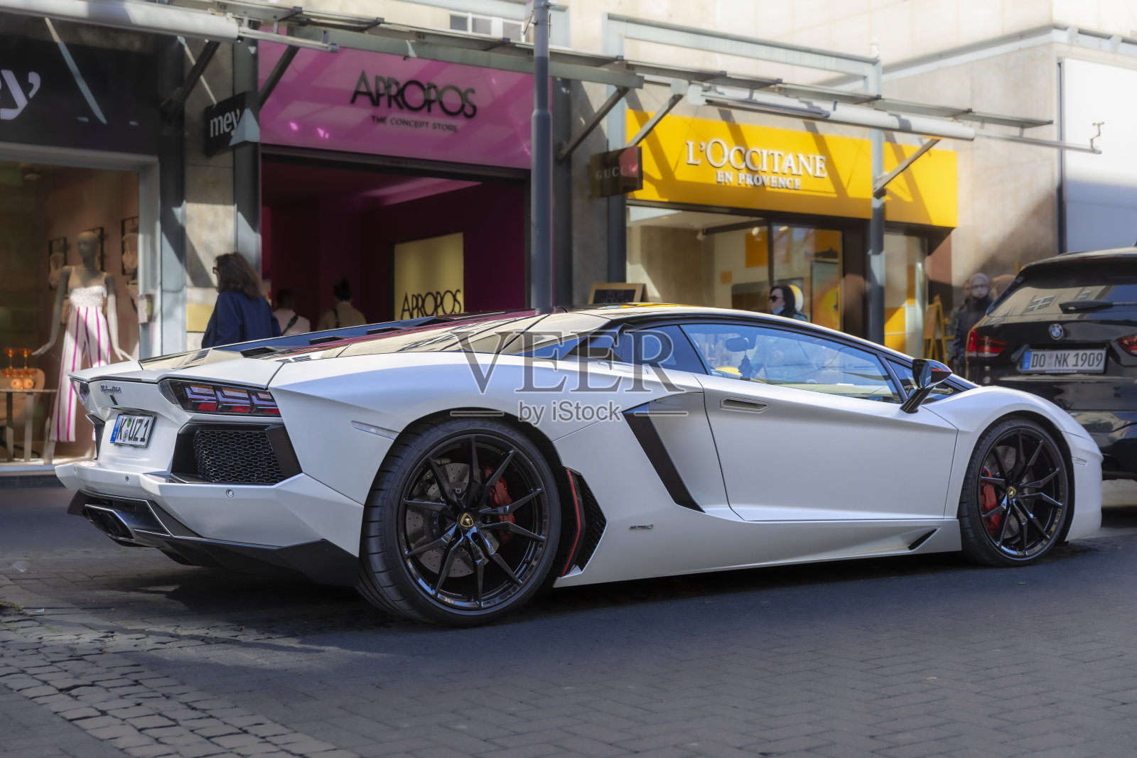 一辆白色的兰博基尼跑车停在德国科隆照片摄影图片