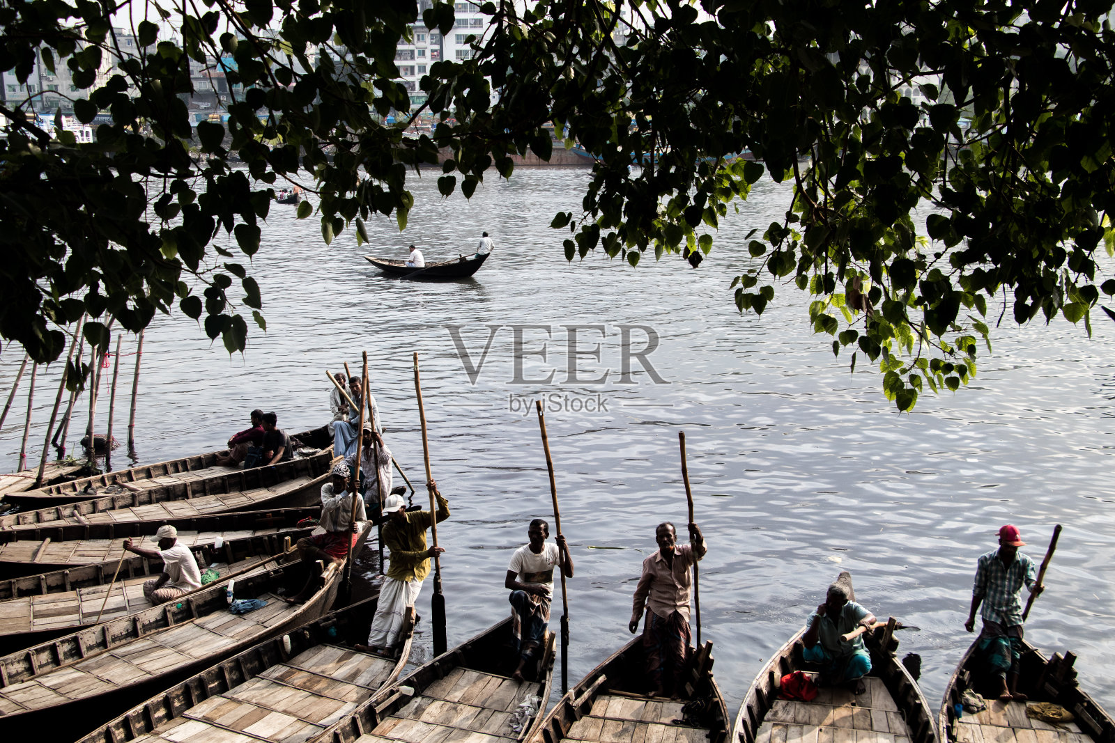 传统建筑木船站在河堤上照片摄影图片