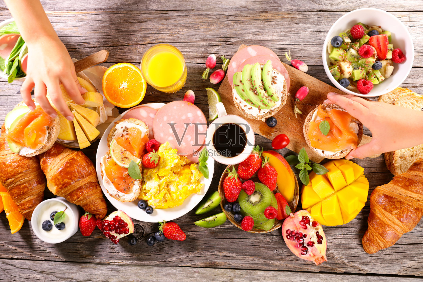 全早餐或早午餐自助餐与人吃照片摄影图片