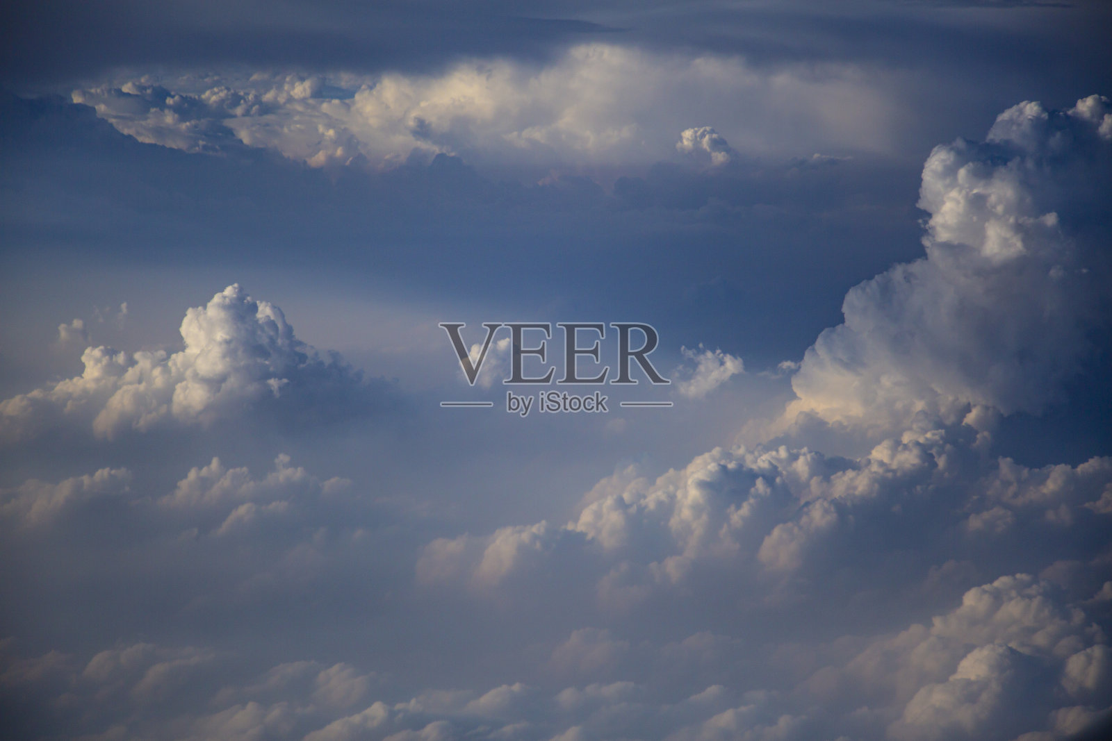 美丽的云的风景大量的云从上面。照片摄影图片