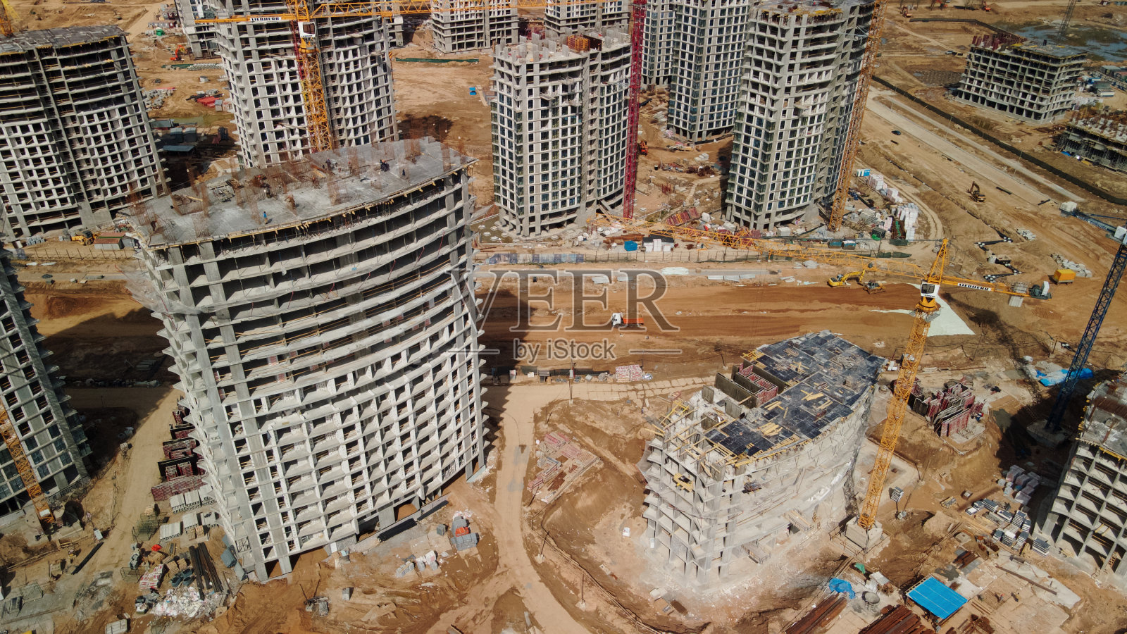 大型建筑工地。建设现代多层住宅。用混凝土和玻璃建造公寓楼。航空摄影。照片摄影图片