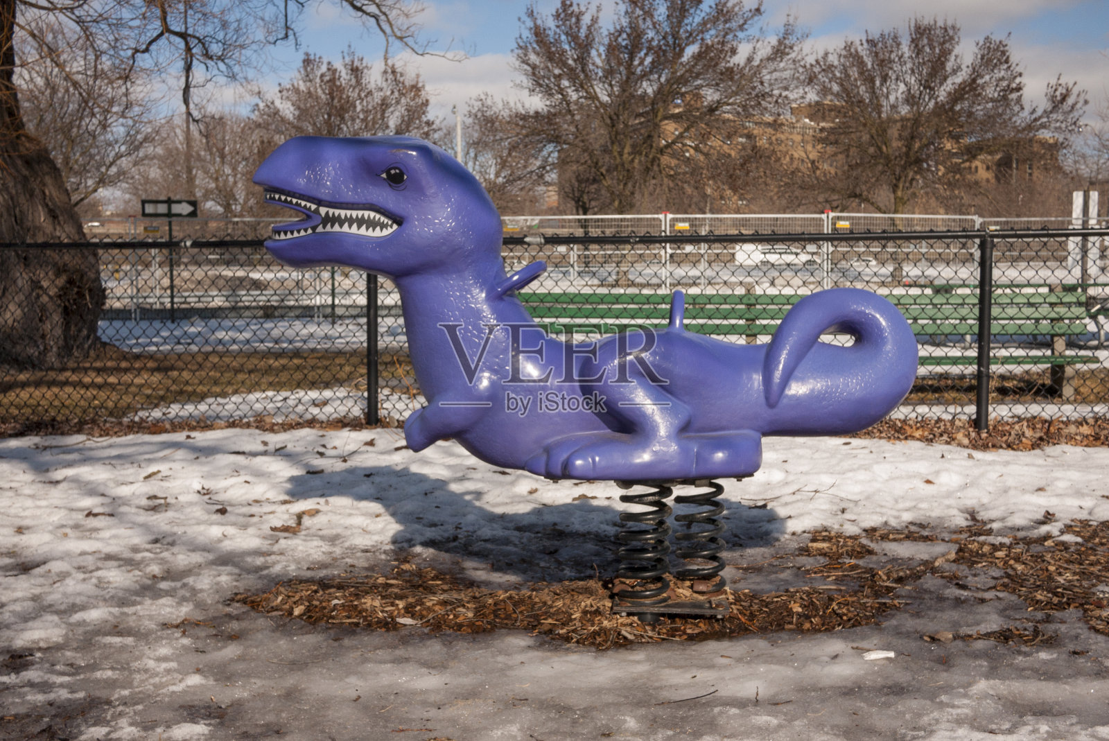 公园里的恐龙春游照片摄影图片