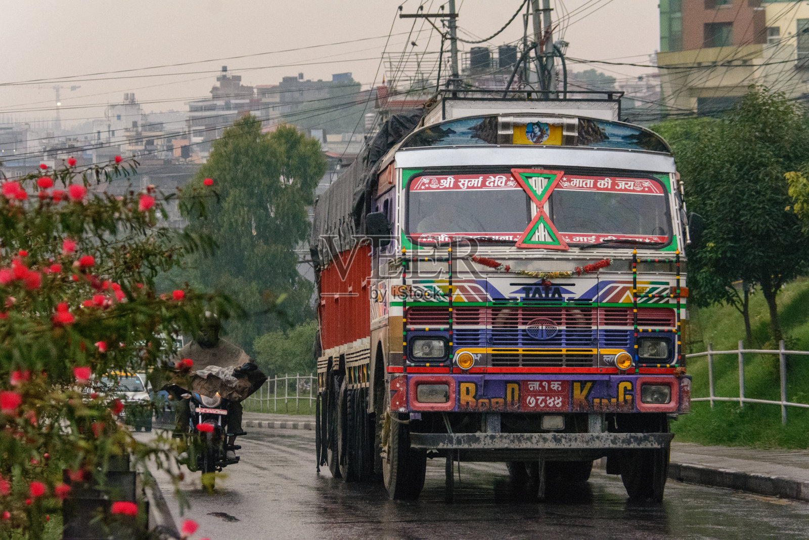 一辆在环路上行驶的卡车照片摄影图片