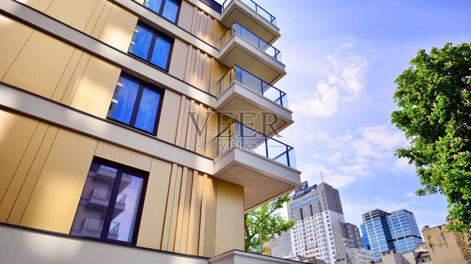 Unique Tower是一个豪华的公寓建筑,拥有鼓舞人心的内饰和独特的城市景观。照片摄影图片