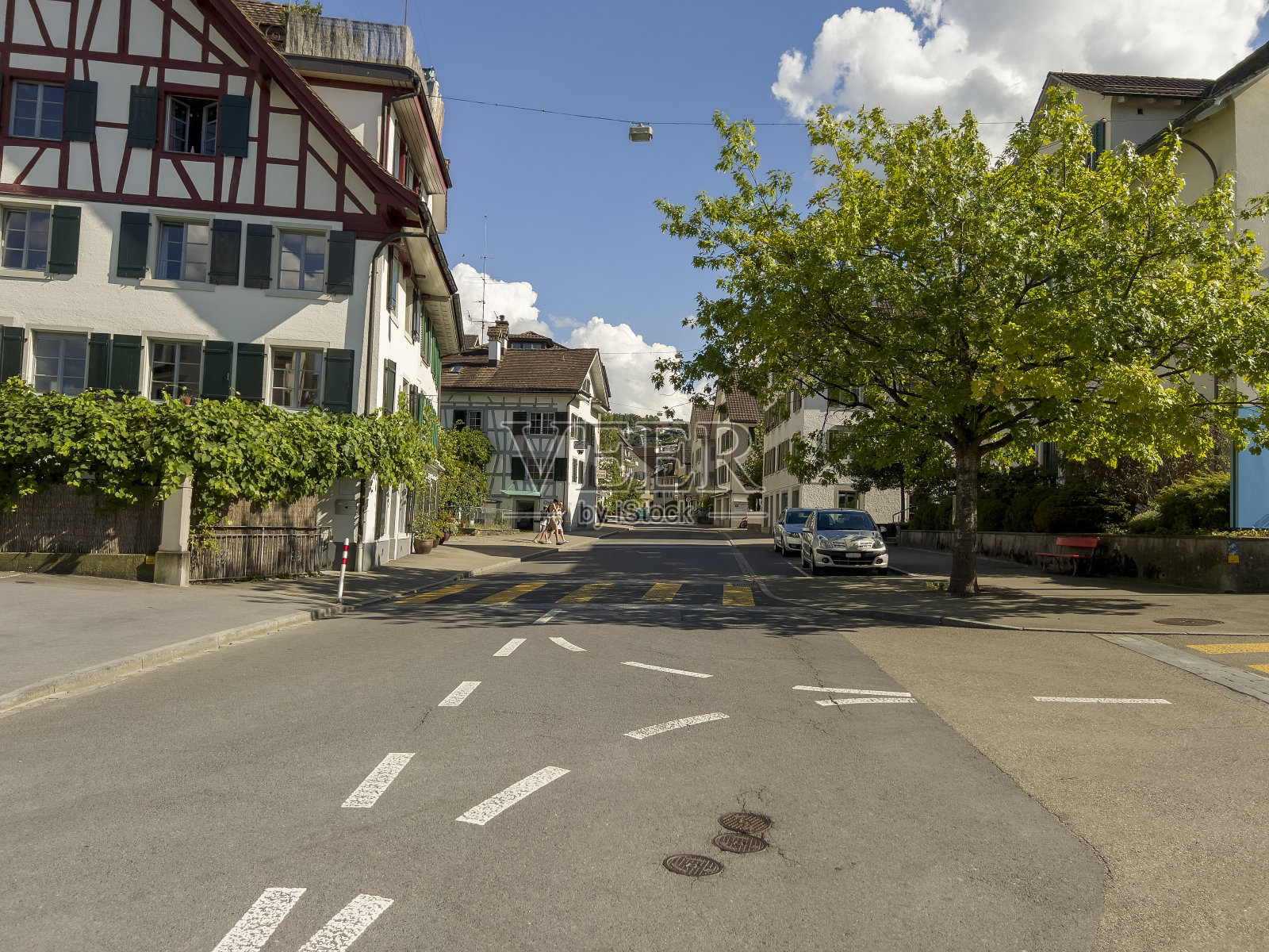 里希特斯维尔的一条街道上有许多历史悠久的房屋照片摄影图片